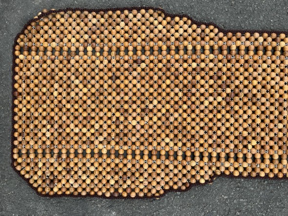 Lót ghế ô tô bằng hạt gỗ hương LOT12-GHM (có viền hạt 1,2cm Mộc)