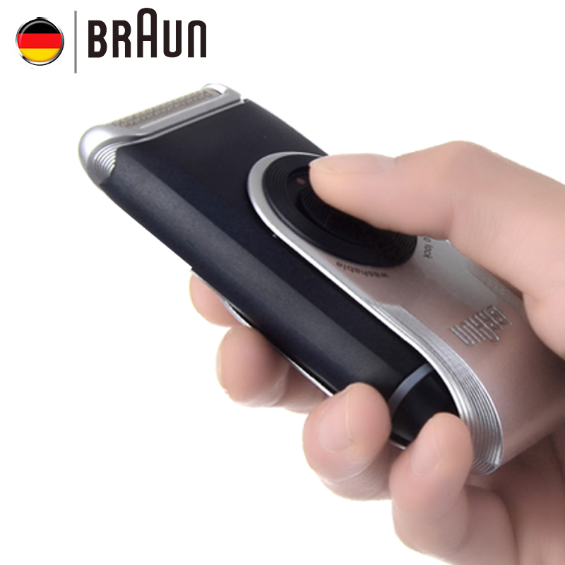 Sử dụng máy cạo râu Braun M90 đơn giản chỉ với một thao tác nhấn nút