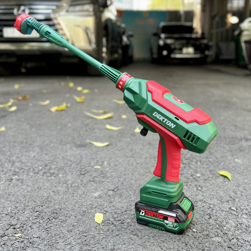 Máy rửa xe pin: Chọn sao cho đúng nhu cầu gia đình và thợ