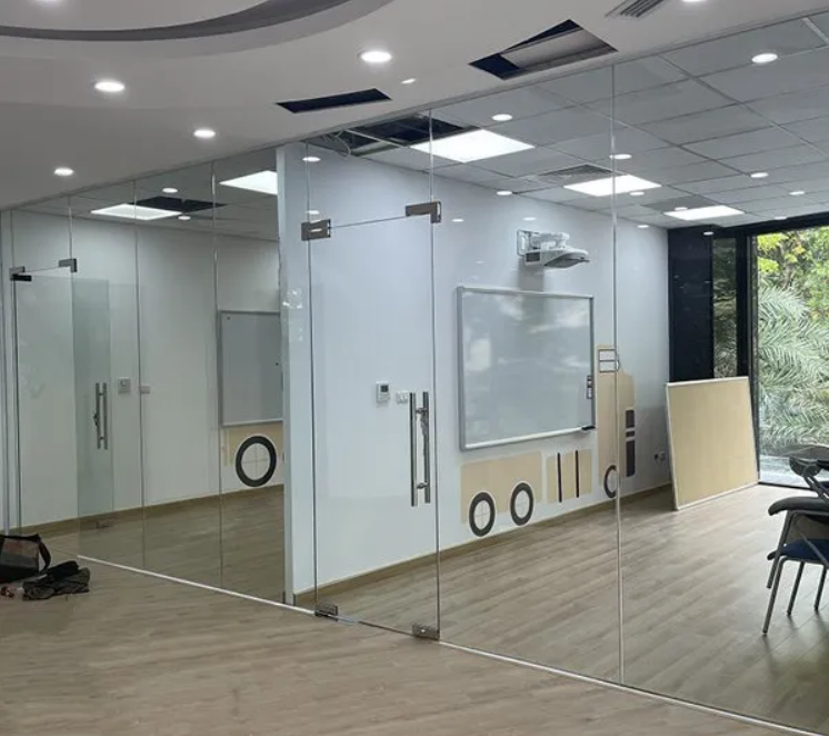 Ưu điểm vượt trội khi lựa chọn lắp đặt vách kính ngăn phòng tại Việt Phong