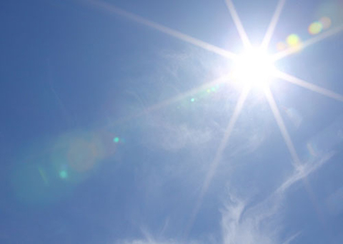 ánh nắng mặt trời gây tác hại đến kính ô tô