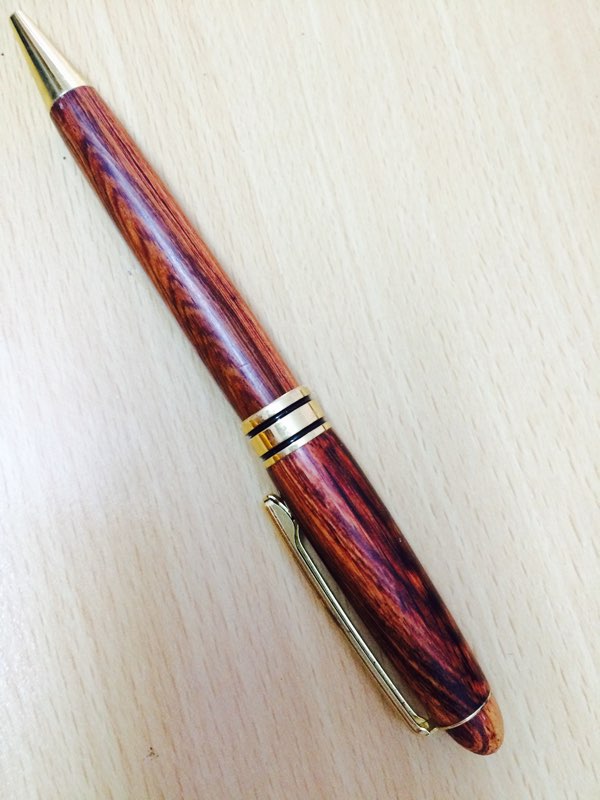 Vì sao bạn nên sử dụng bút gỗ sưa cao cấp?