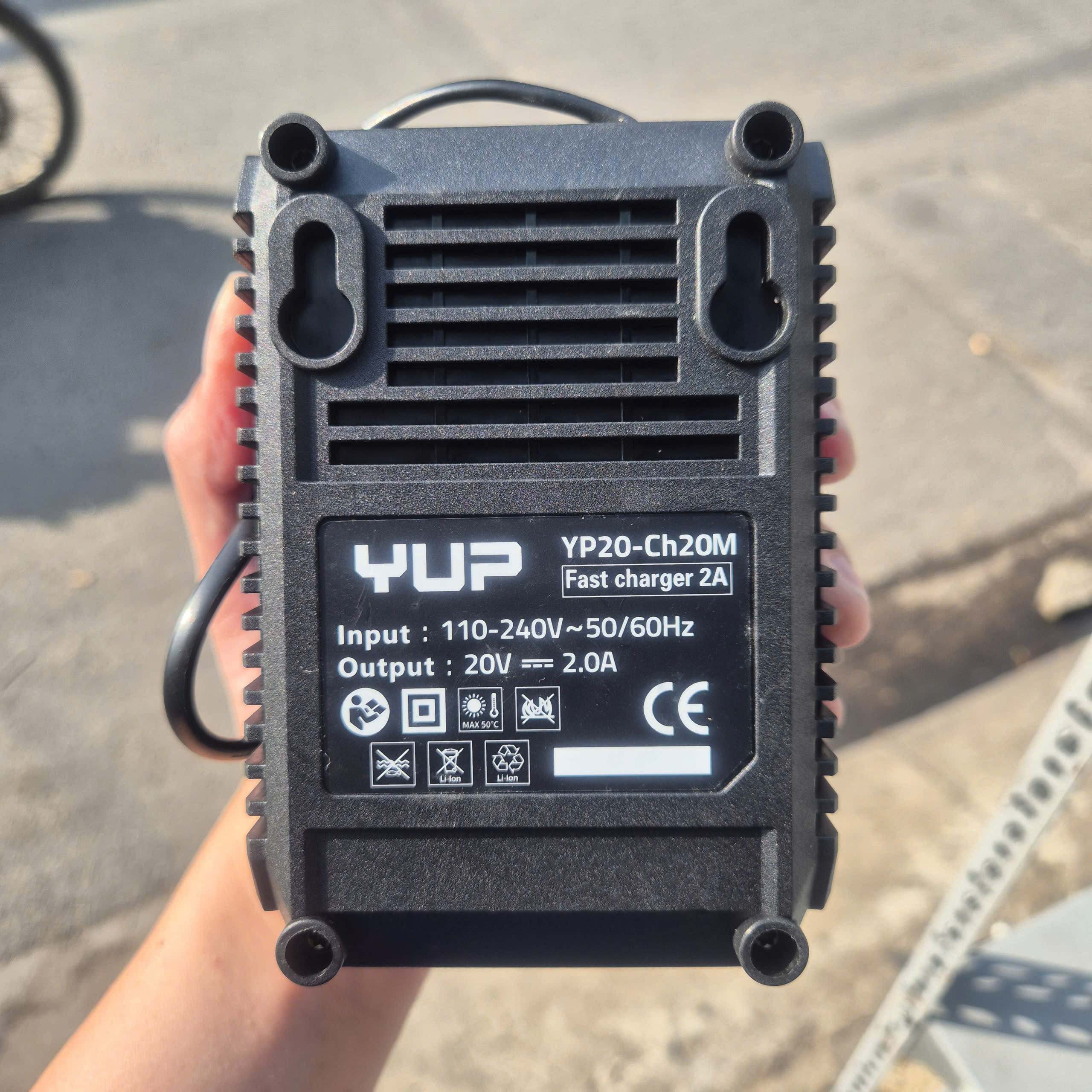 Sạc Pin YUPAI YP20 CH20M, 20V/2AH 