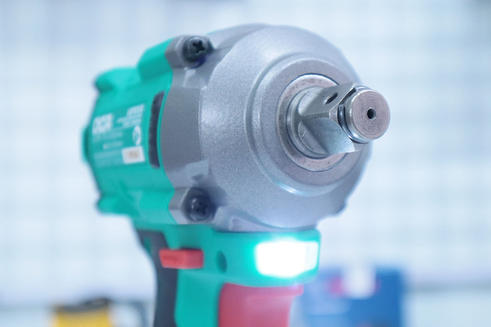 Máy siết bu lông dùng pin 20V DCA ADPB358EM