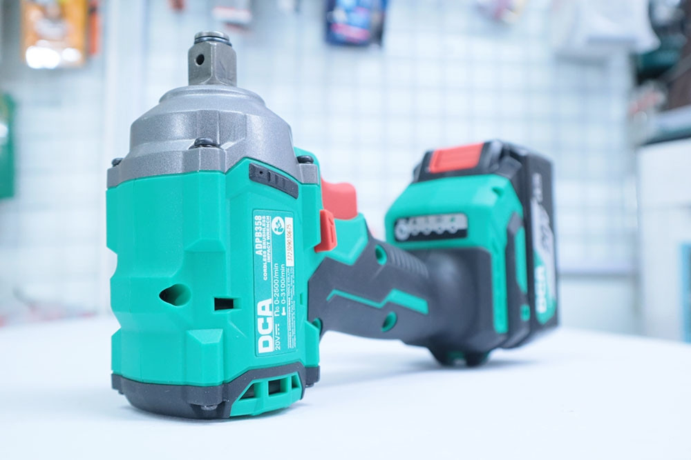 Máy siết bu lông dùng pin 20V DCA ADPB358EM