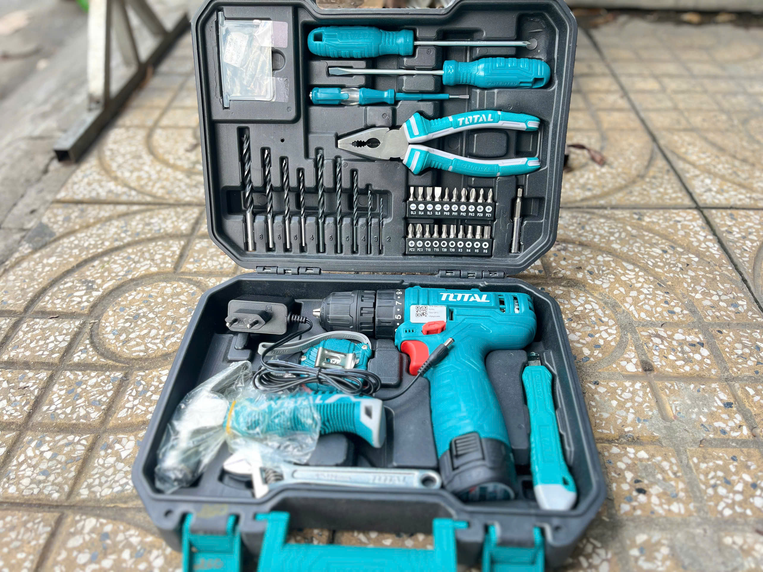 Bộ 81 món bao gồm máy khoan TDLI12415 dùng pin 12V TOTAL THKTHP10812