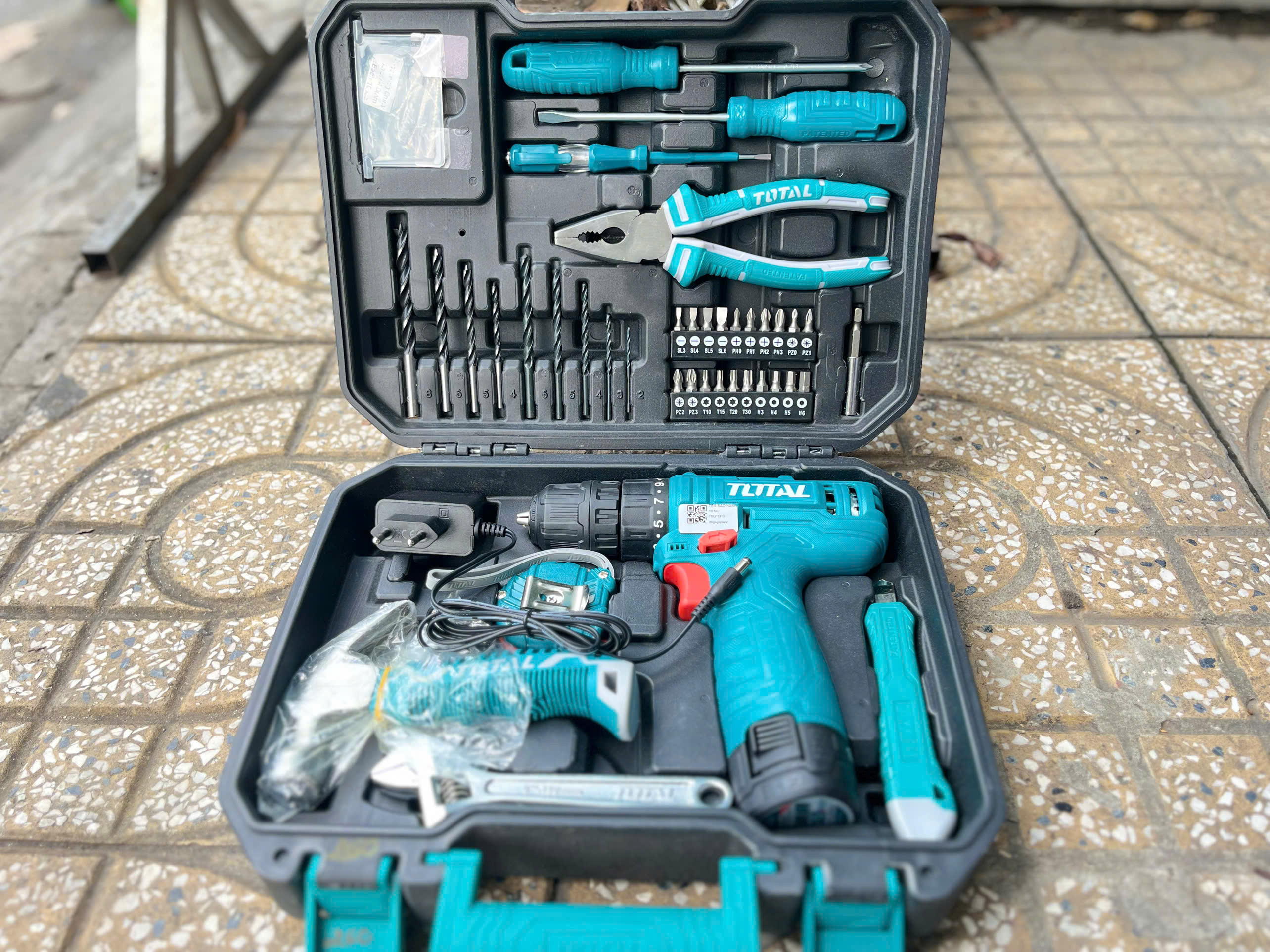 Bộ 81 món bao gồm máy khoan TDLI12415 dùng pin 12V TOTAL THKTHP10812