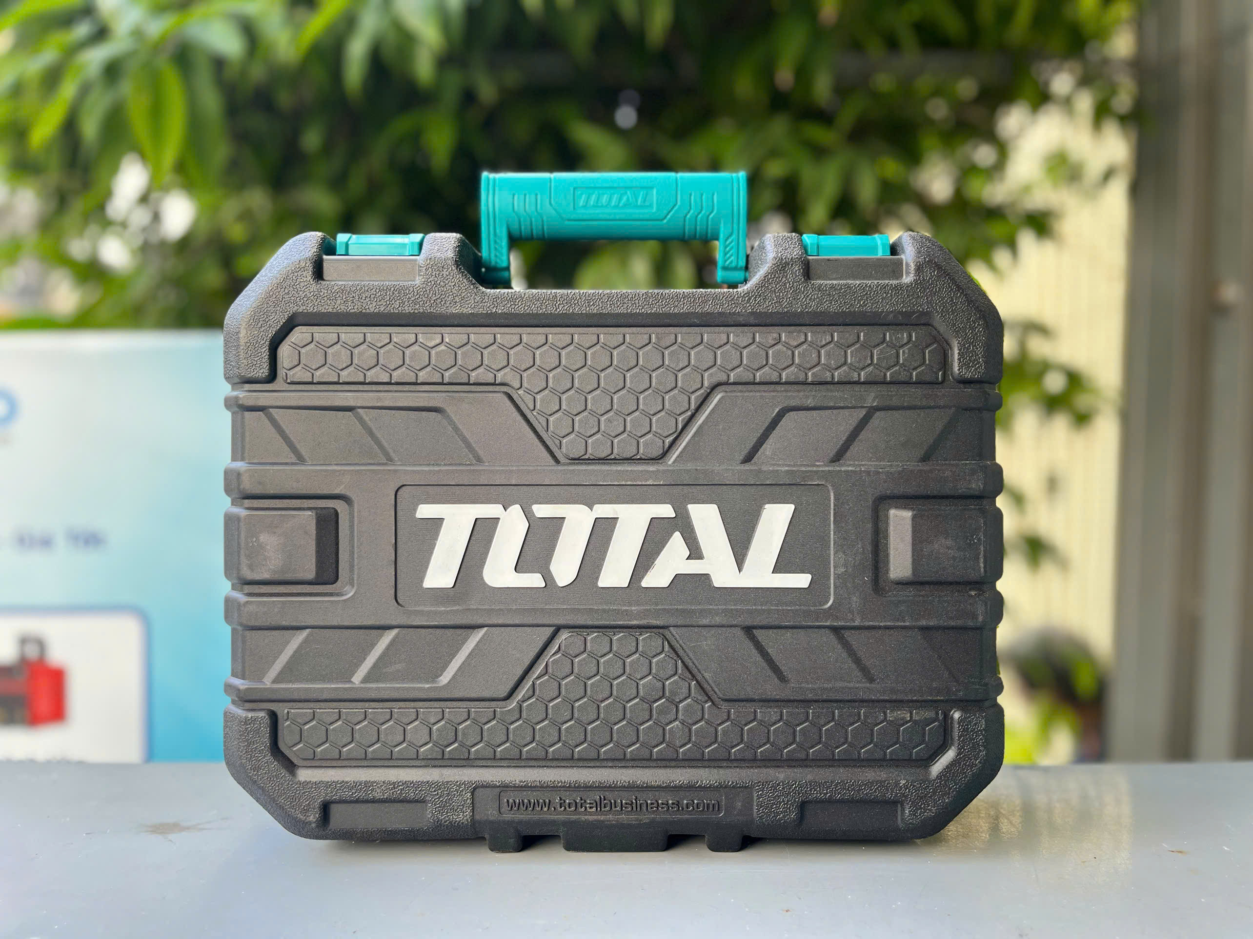 Bộ 81 món bao gồm máy khoan TDLI12415 dùng pin 12V TOTAL THKTHP10812