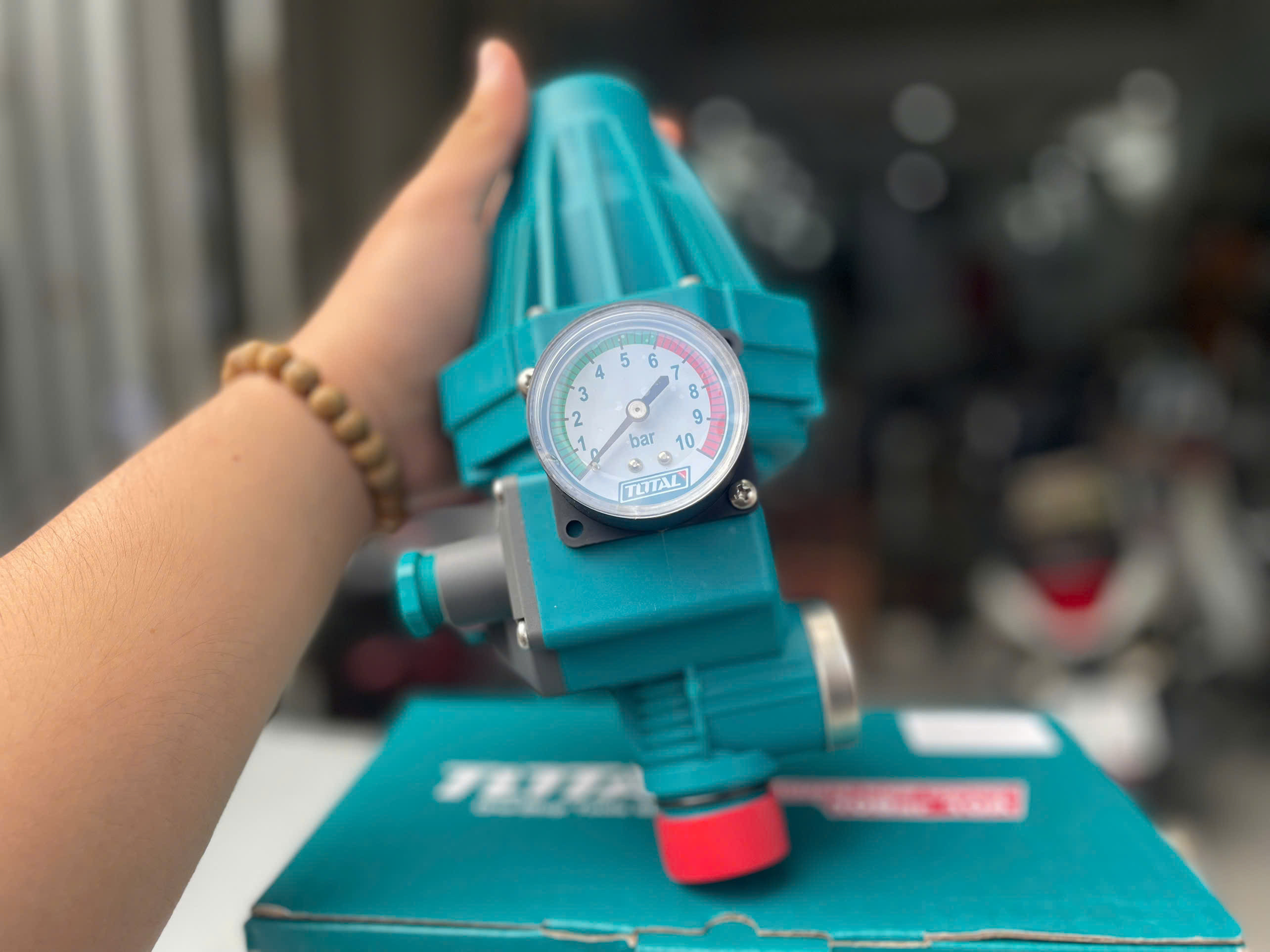 Máy Rờ Le Bơm Nước Tự Động Bằng Áp Suất TOTAL TWPS102