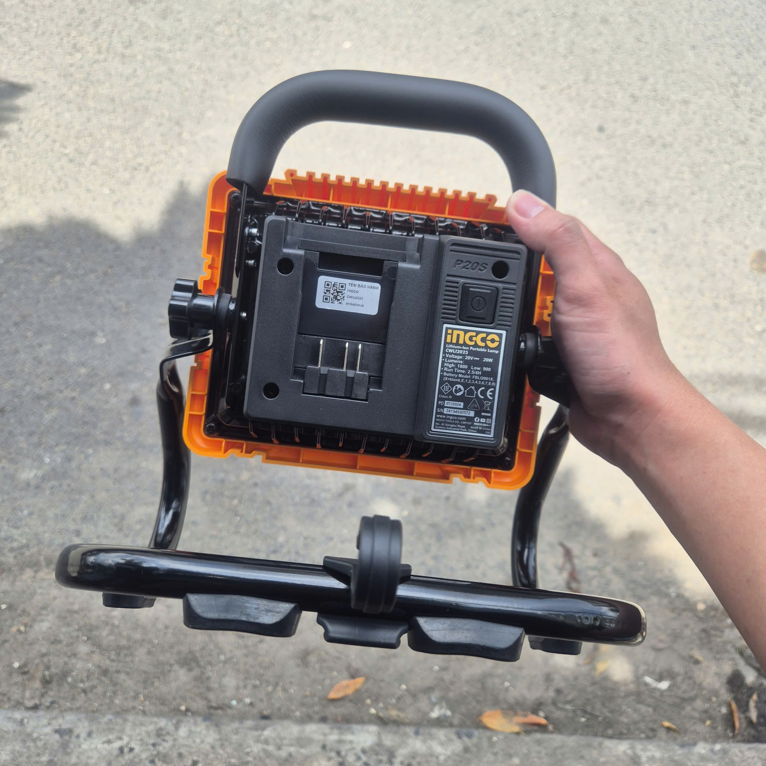 Đèn làm việc dùng pin 20V INGCO CWLI20258 - 1 pin 2.0Ah và sạc