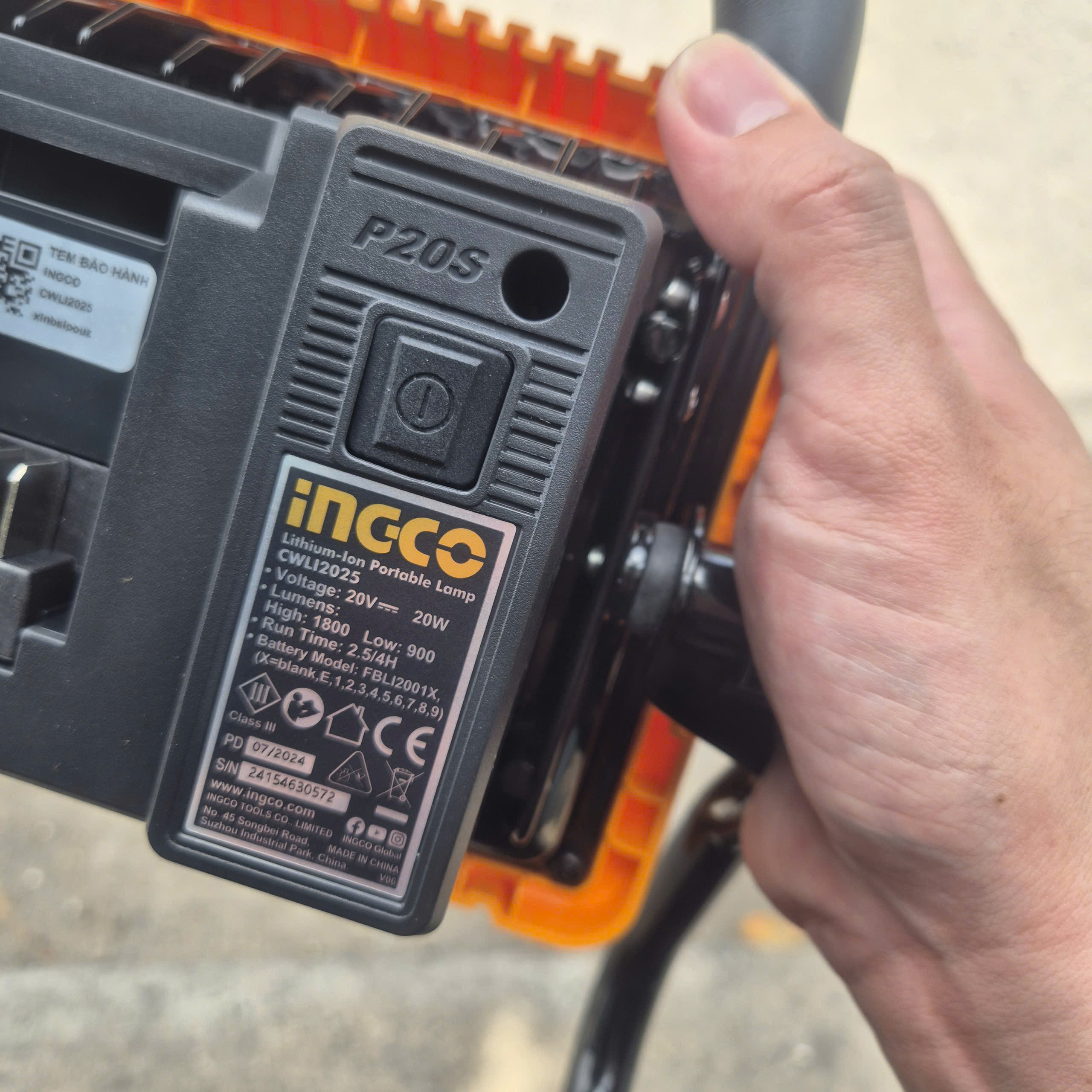 Đèn làm việc dùng pin 20V INGCO CWLI20258 - 1 pin 2.0Ah và sạc
