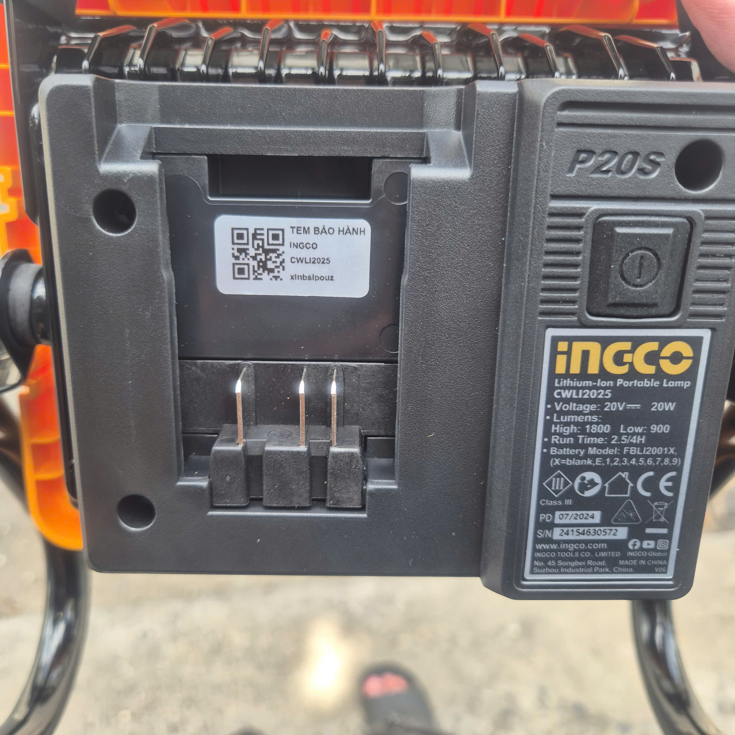Đèn làm việc dùng pin 20V INGCO CWLI20258 - 1 pin 2.0Ah và sạc