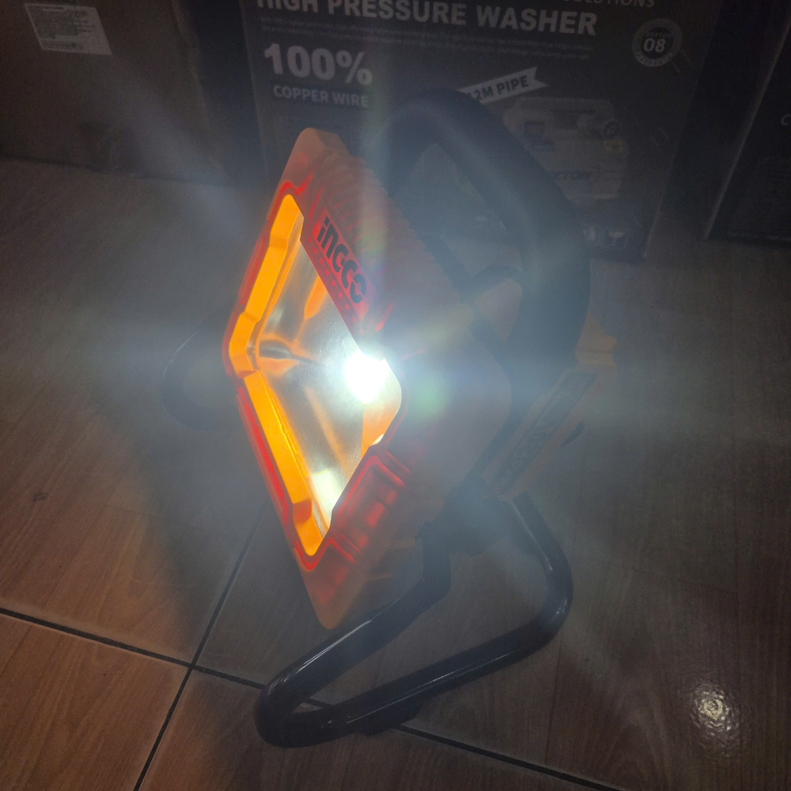 Đèn làm việc dùng pin 20V INGCO CWLI20258 - 1 pin 2.0Ah và sạc