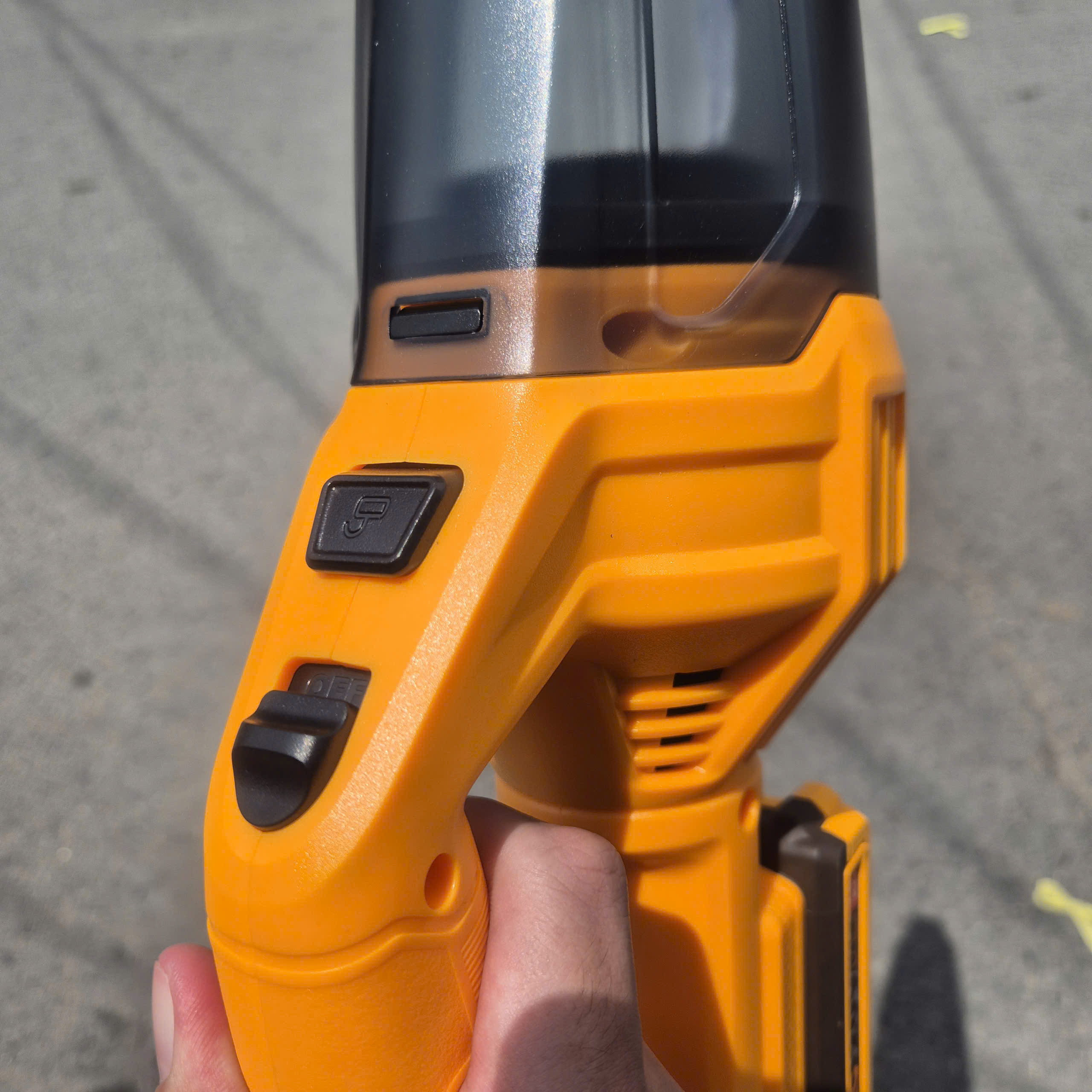 Máy hút bụi dùng pin 20V INGCO CVLI20126 (1 pin 2.0Ah và 1 sạc)