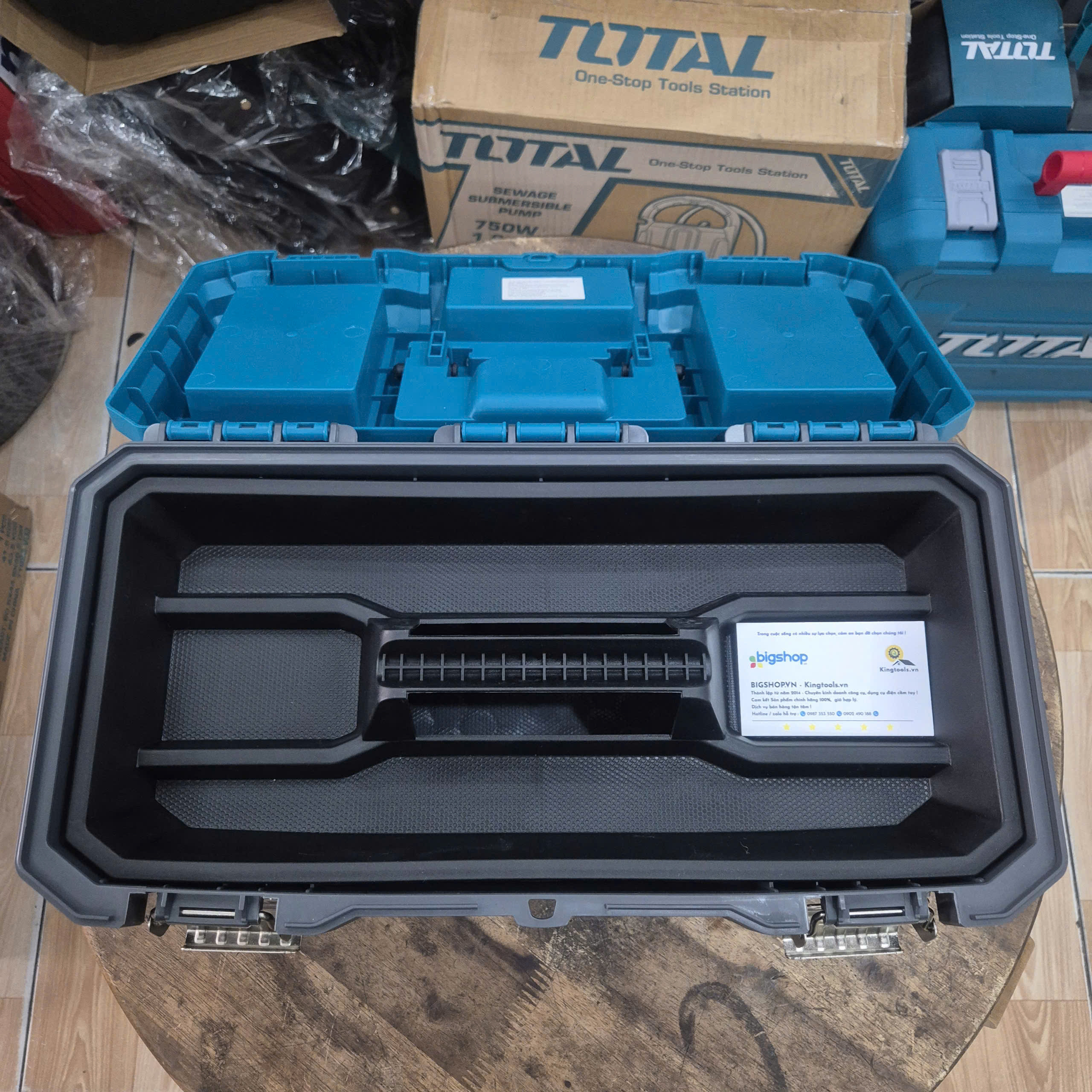 Hộp nhựa đựng công cụ 17 inch khóa kim loại TOTAL TPBX0172