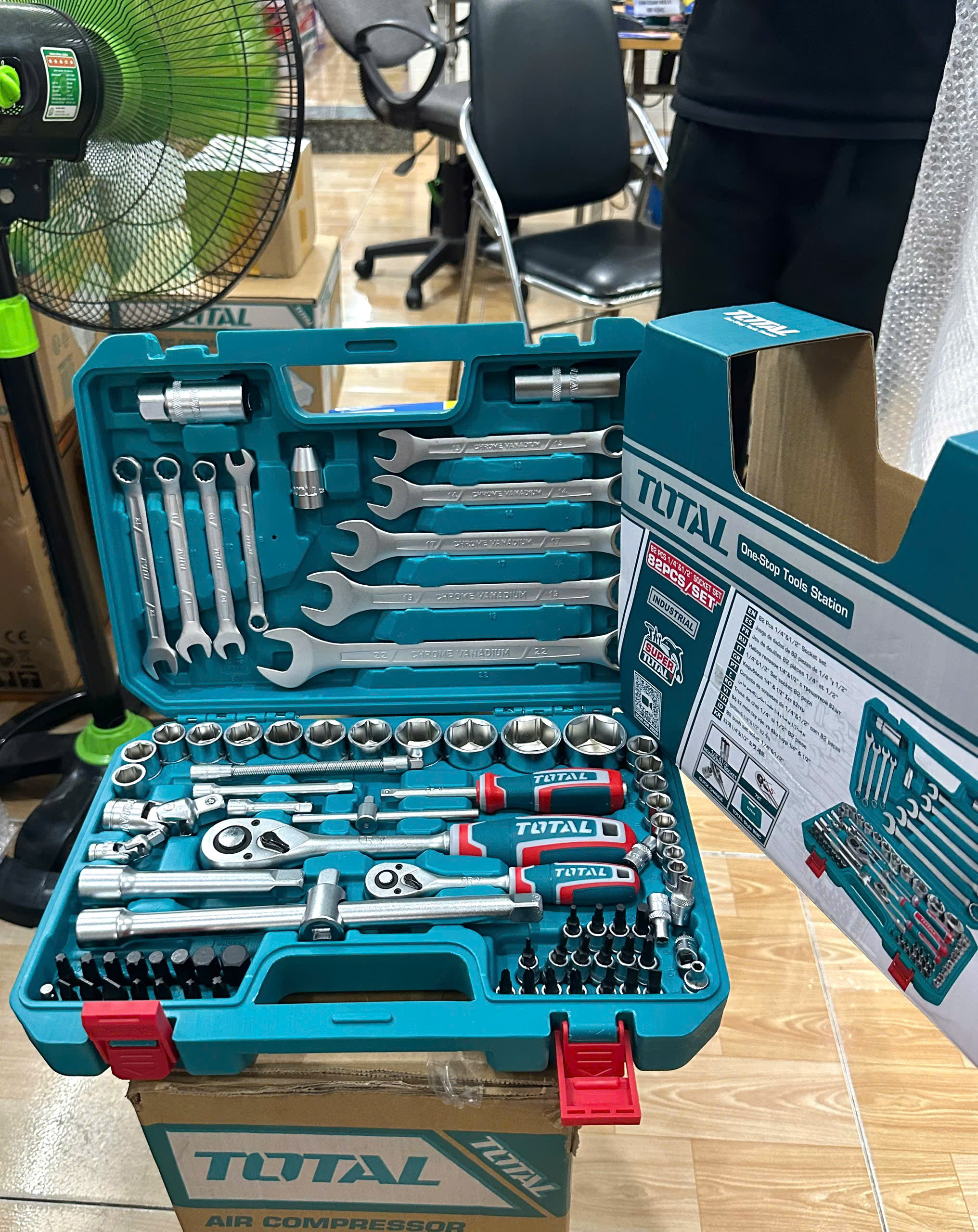 Bộ 82 đầu tuýp 1/4 inch &1/2 inch TOTAL THT421802