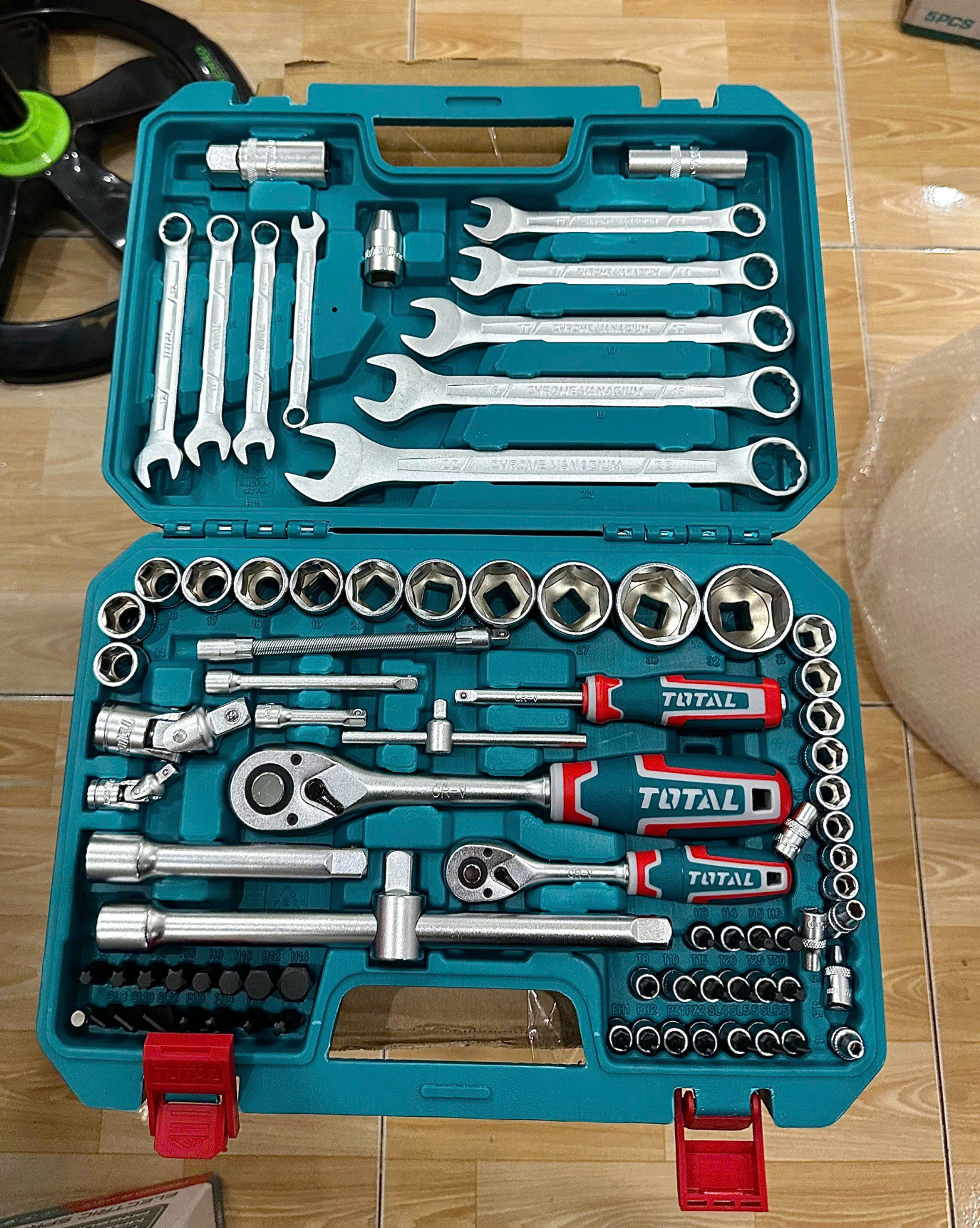 Bộ 82 đầu tuýp 1/4 inch &1/2 inch TOTAL THT421802