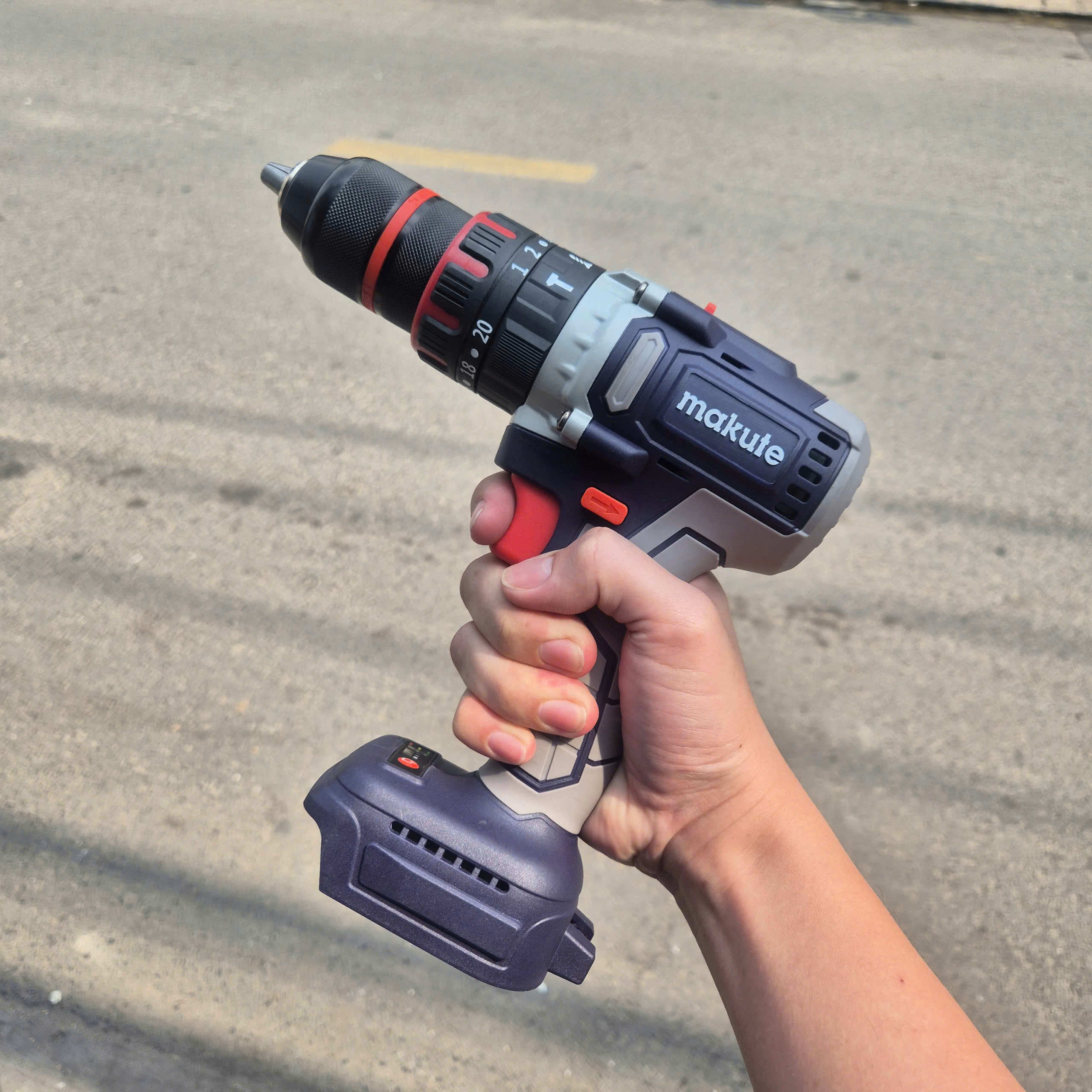 Máy khoan pin có động lực Makute CID-121-13-2BL 
