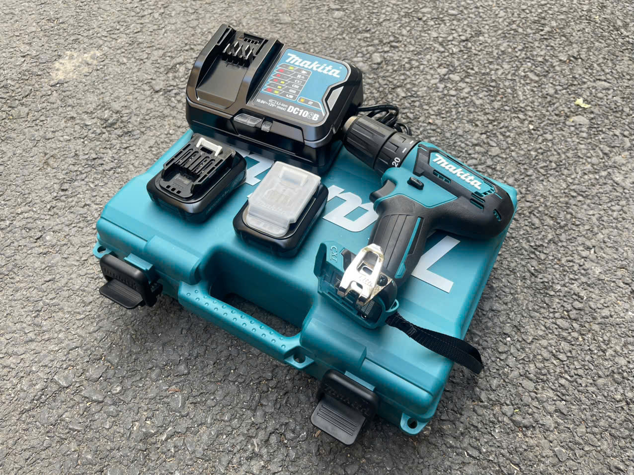 Máy khoan vặn vít dùng pin 12V Makita DF333DSYE