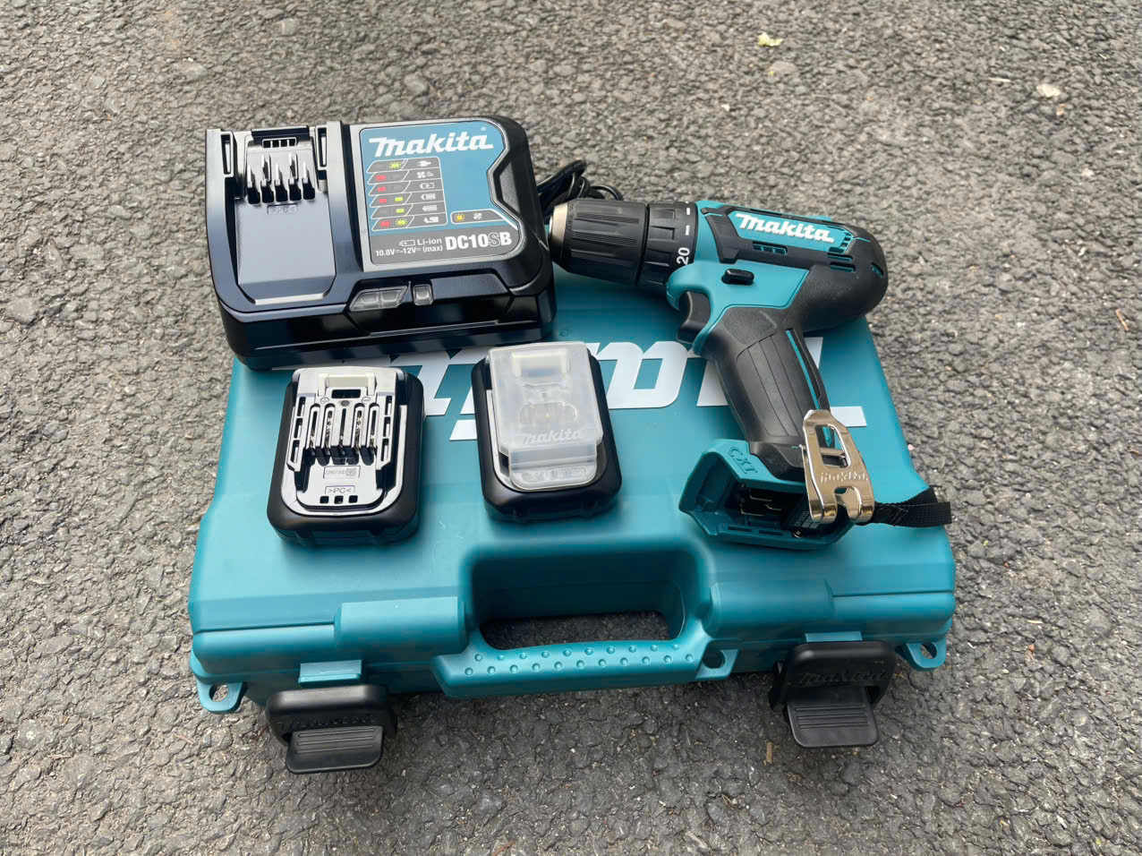 Máy khoan vặn vít dùng pin 12V Makita DF333DSYE