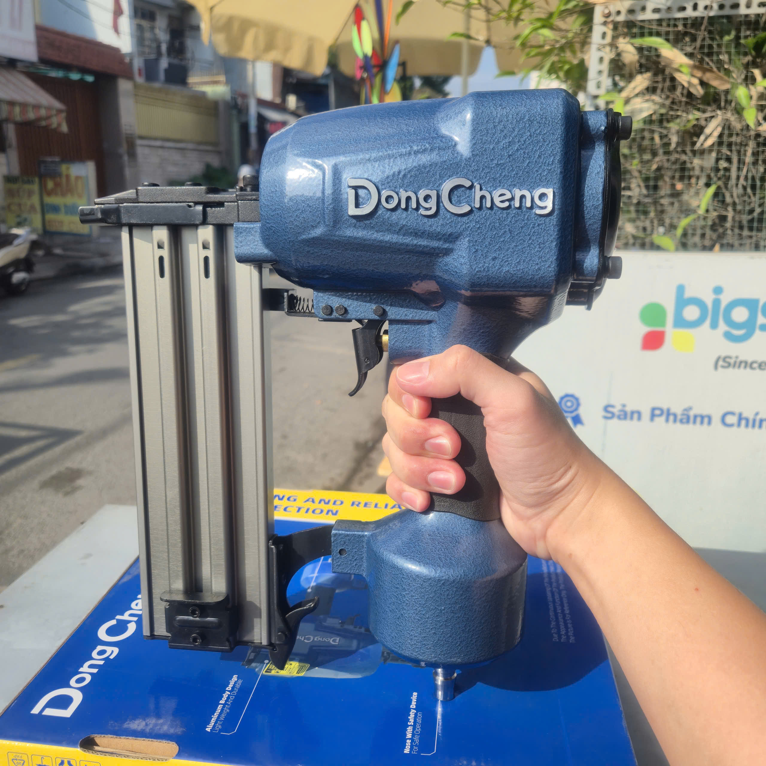 Máy bắn đinh bê tông Dongcheng D03-ST64C