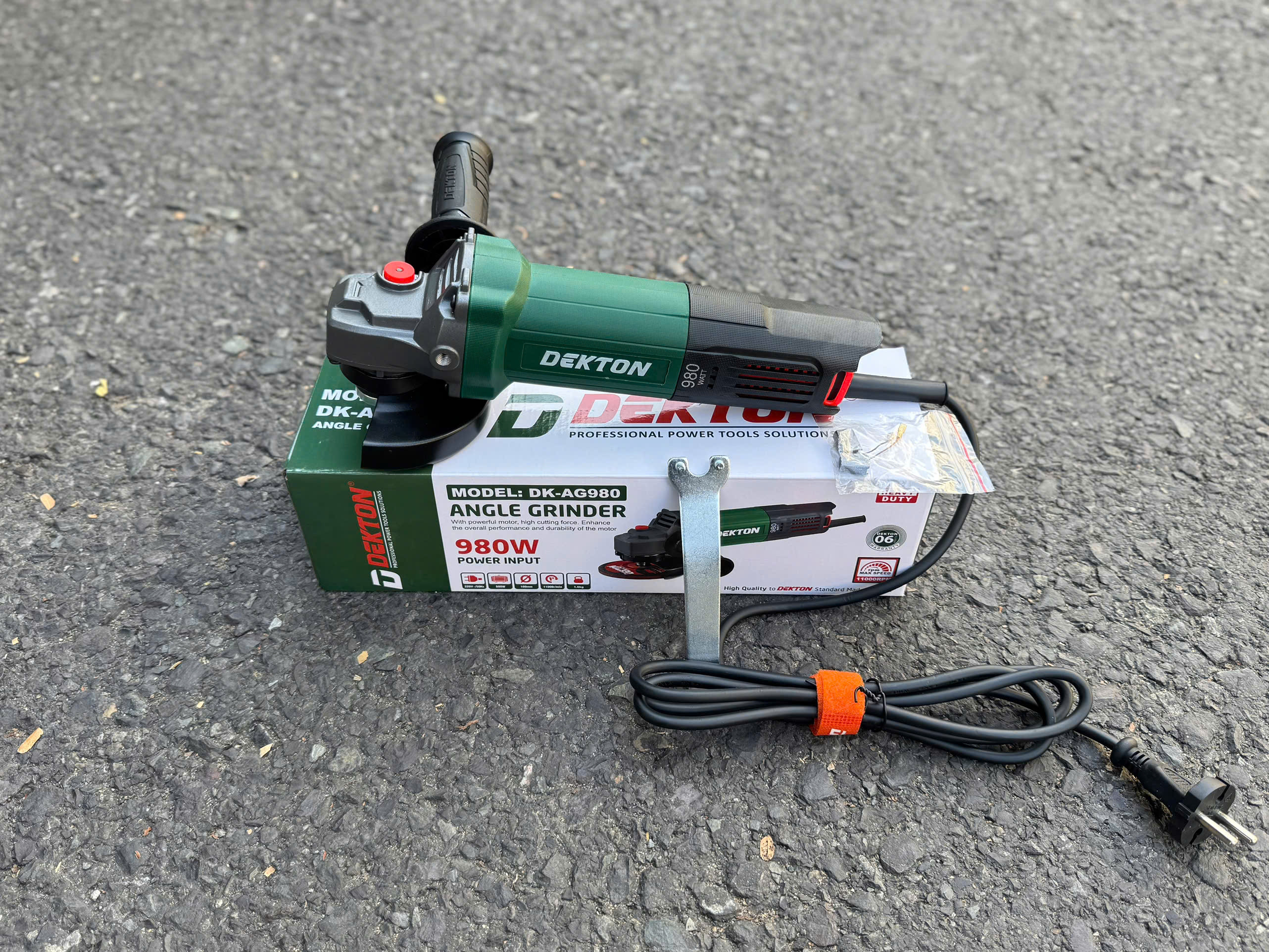 Máy Mài Tay Ngắn cs 980W Dekton DK-AG980, công tắc đuôi 