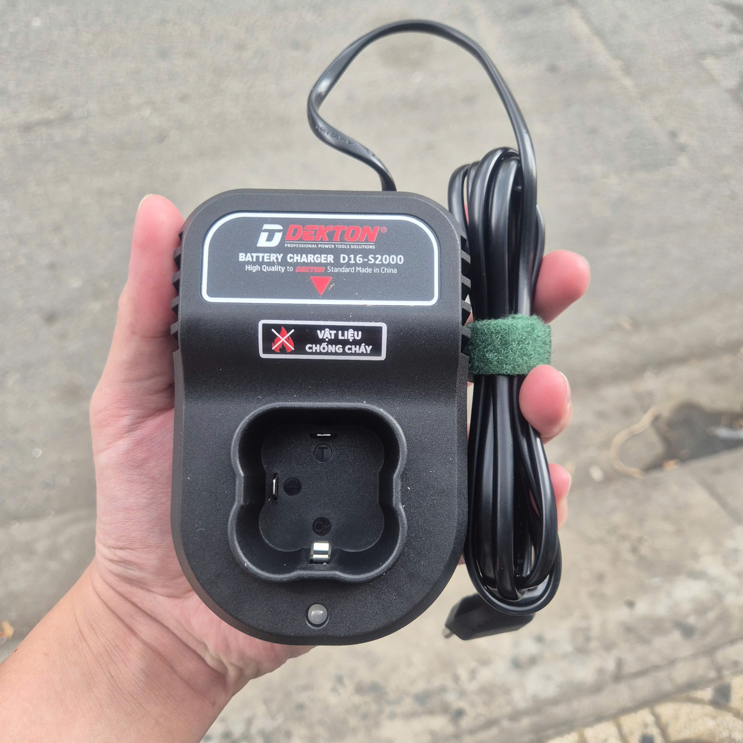 Sạc pin 2Ah DEKTON D16-S2000