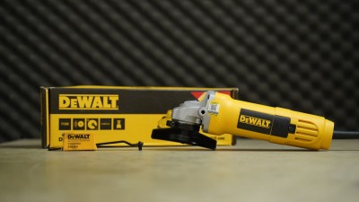 Máy mài cầm tay 710W Dewalt DW810B-B1