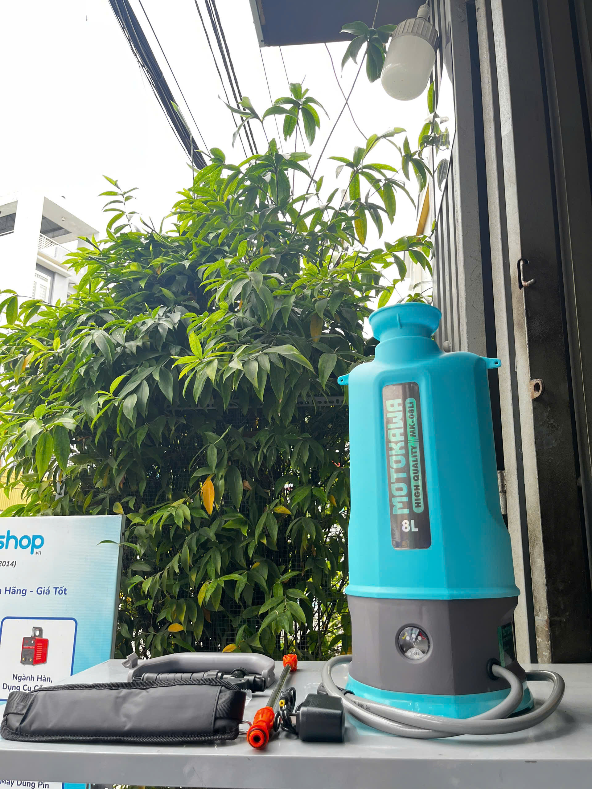 Bình xịt điện mini 8 lít MOTOKAWA MK-08Li pin Lithium 12V-2.6AH chính hãng