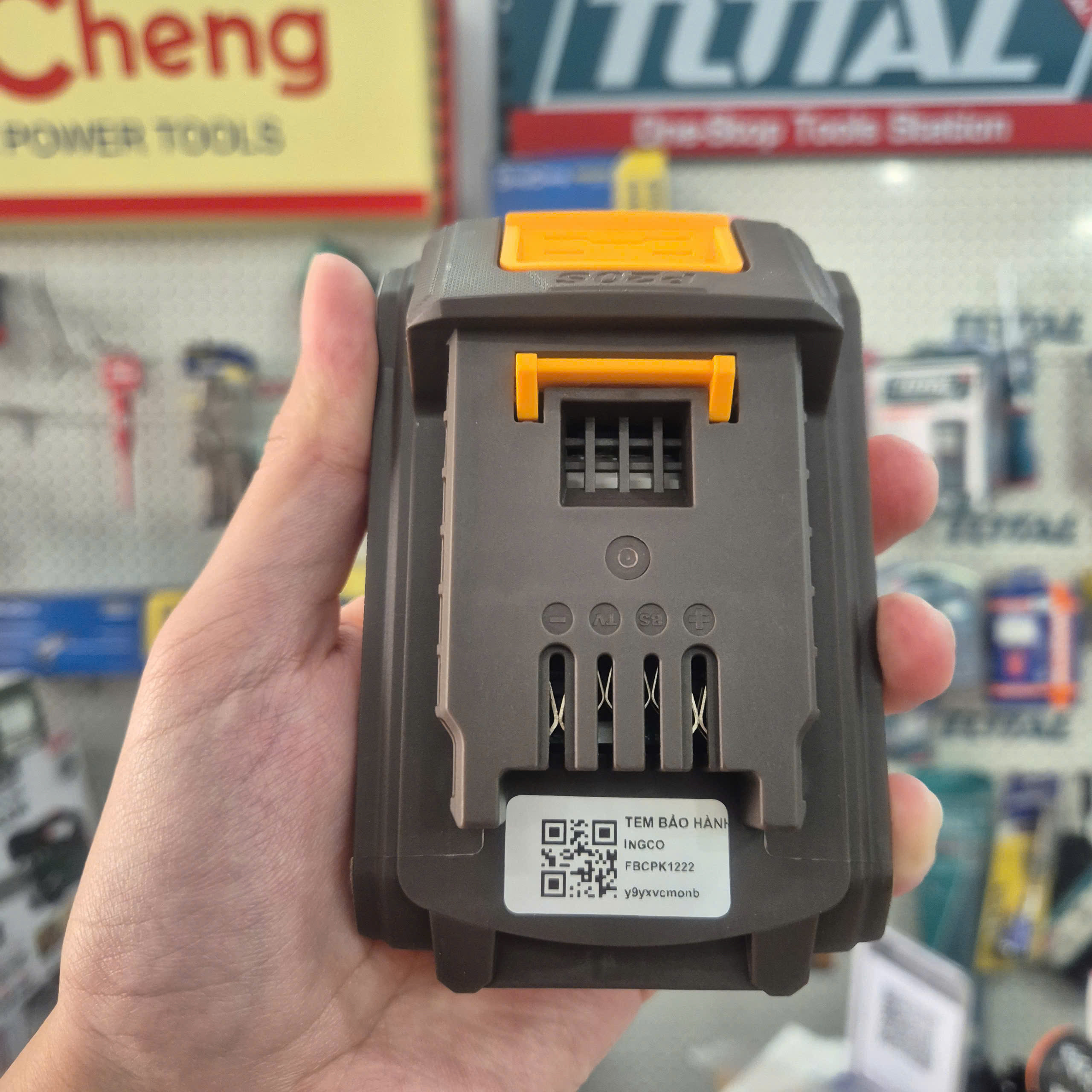 Bộ 2 pin 2.0Ah và 1 sạc INGCO FBCPK1222 chính hãng