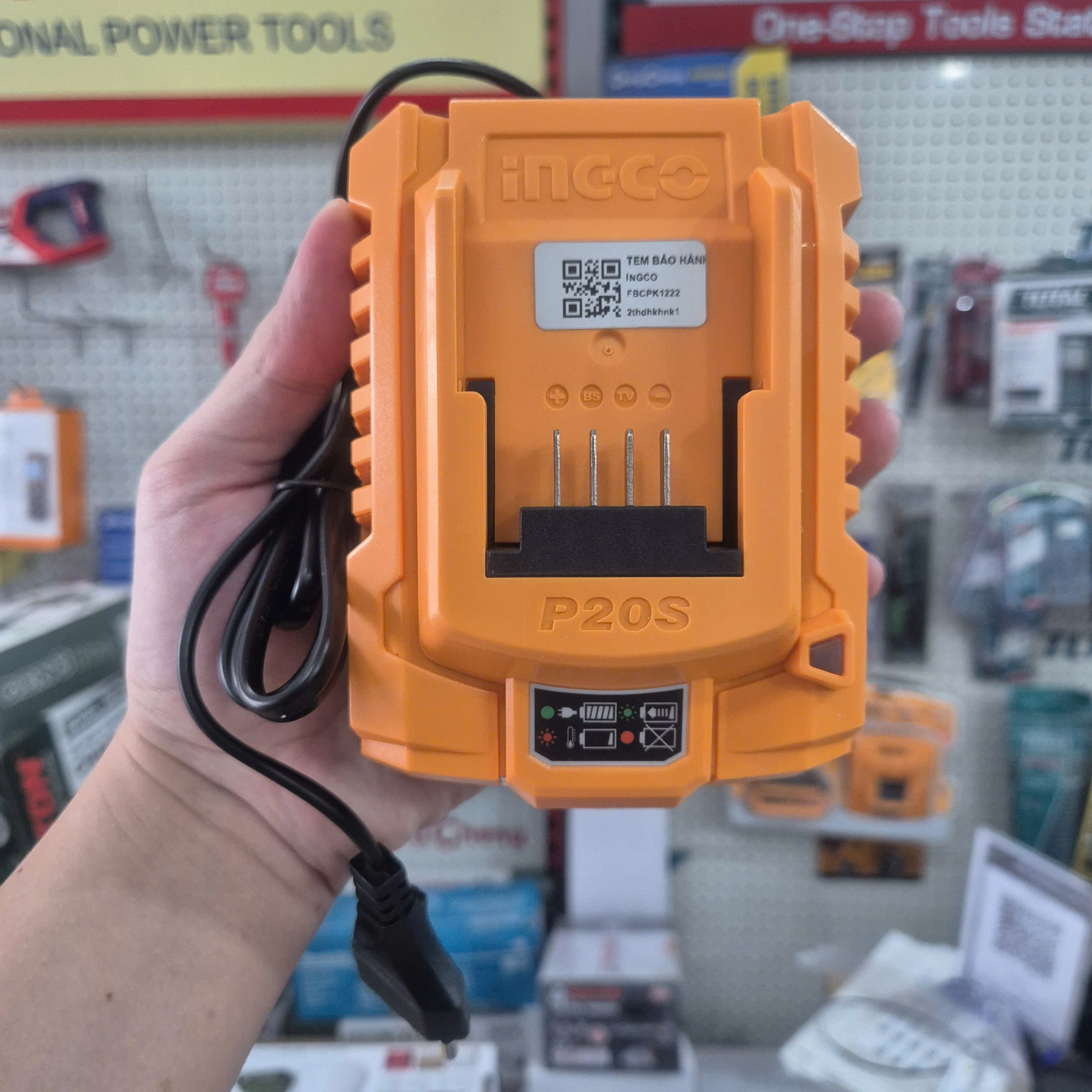 Bộ 2 pin 2.0Ah và 1 sạc INGCO FBCPK1222 chính hãng