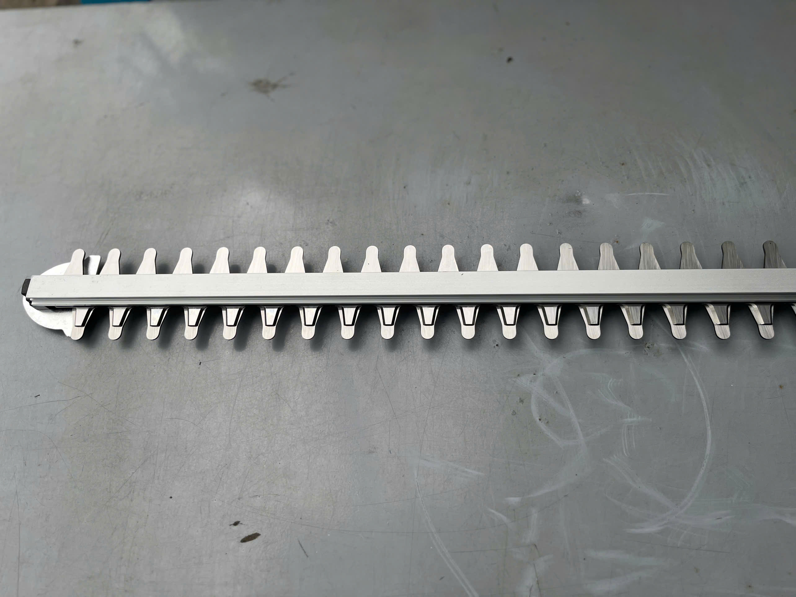 Máy cắt tỉa hàng rào dùng pin 21V (GEN 2) Hukan G2-THR5014
