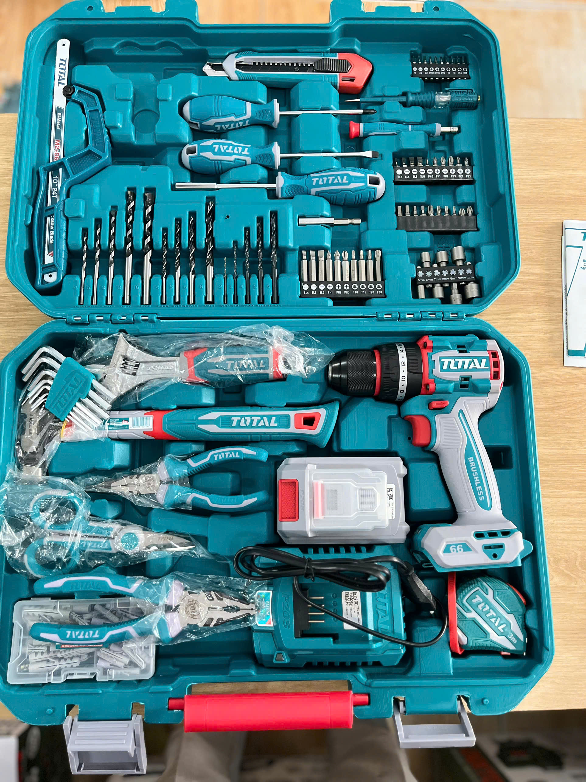 Bộ 165 món TOTAL THKTHP11652 kèm máy khoan pin không chổi than TIDLI20668, 66N.m