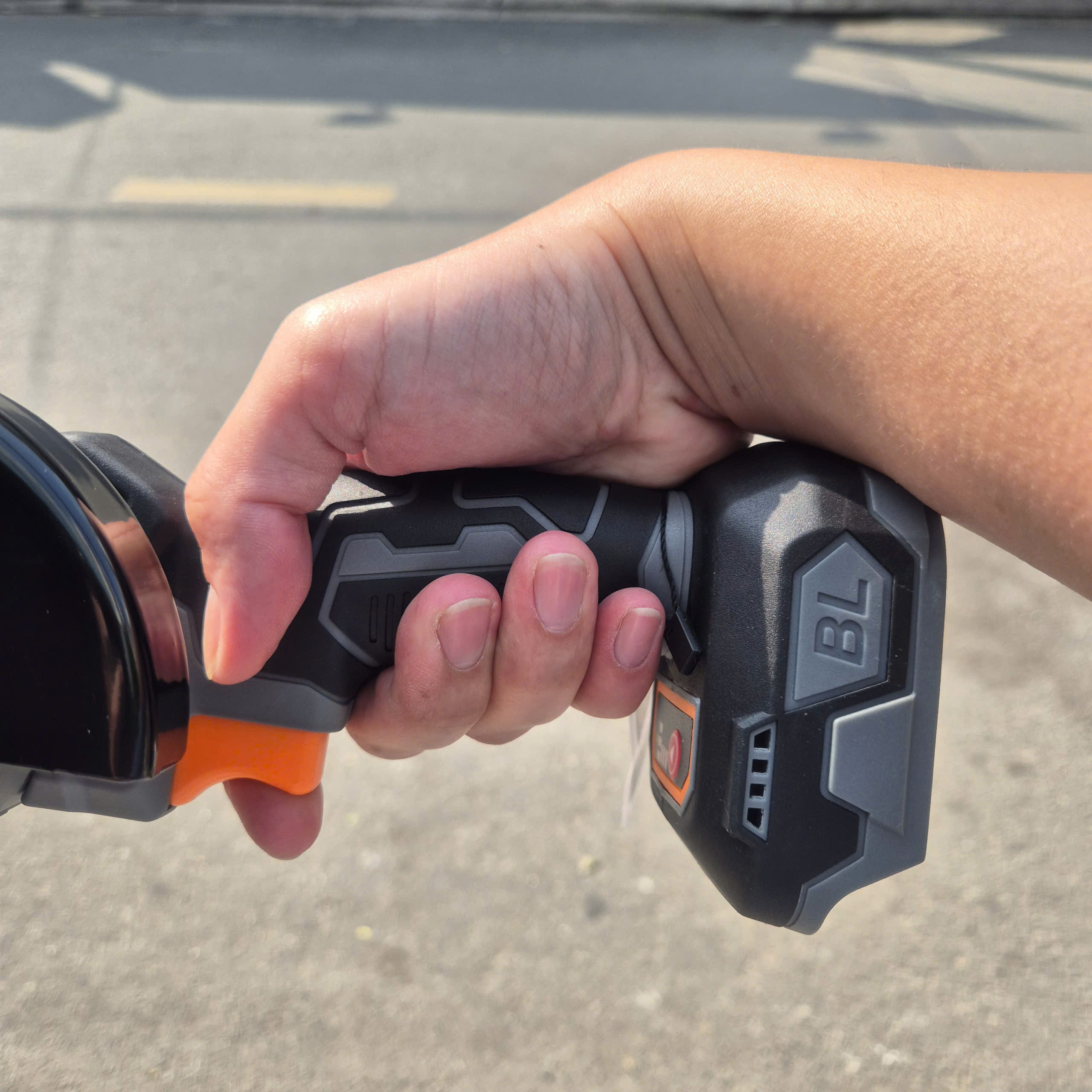 Máy Cắt Cầm Tay Hukan G2-C101MN Không Chổi Than Chân Pin