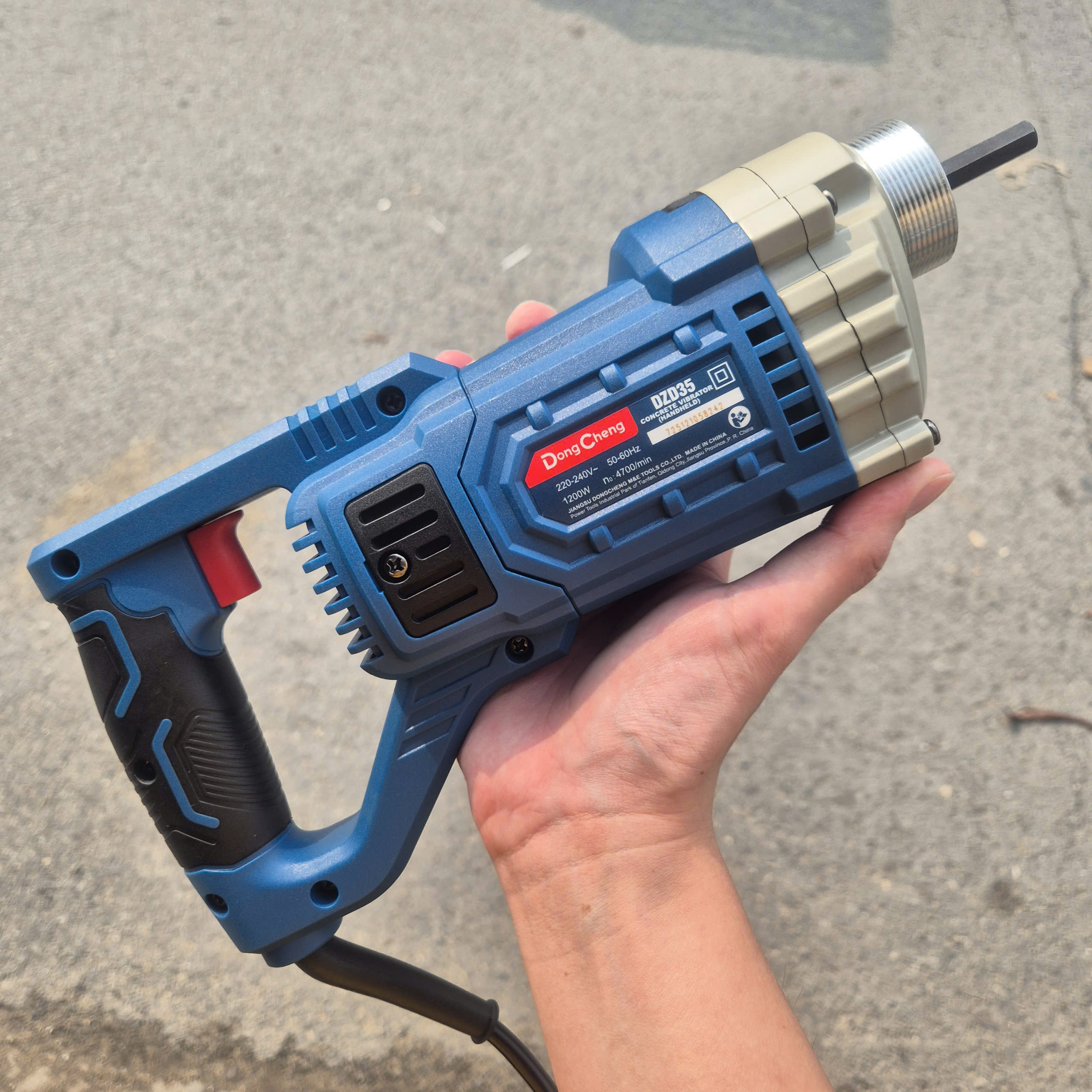 Máy đầm dùi bê tông cầm tay DONGCHENG DZD35 (Công suất 1200W, có kèm dây 1.5m)
