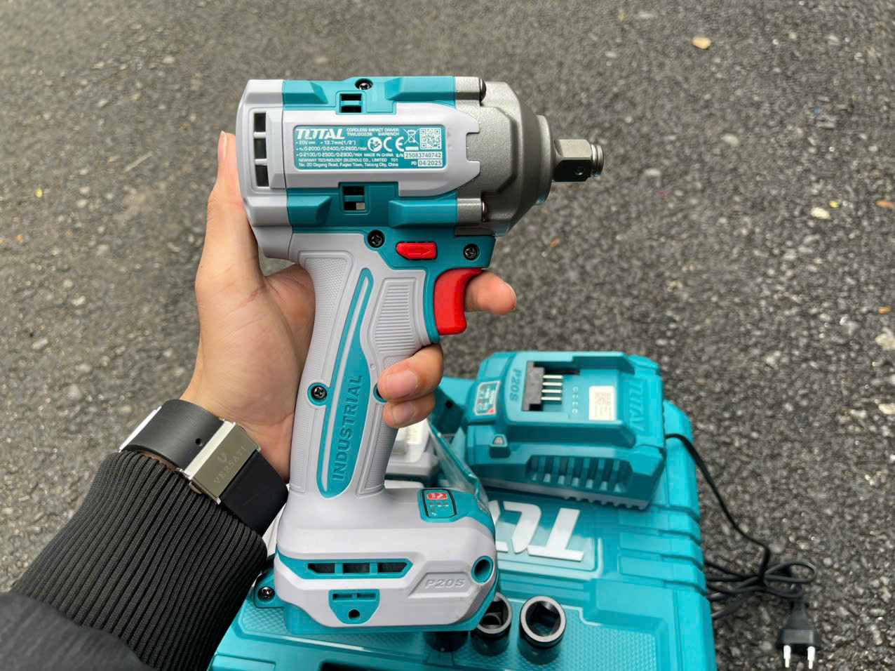 Máy siết bu lông dùng pin Total TIWLI20236