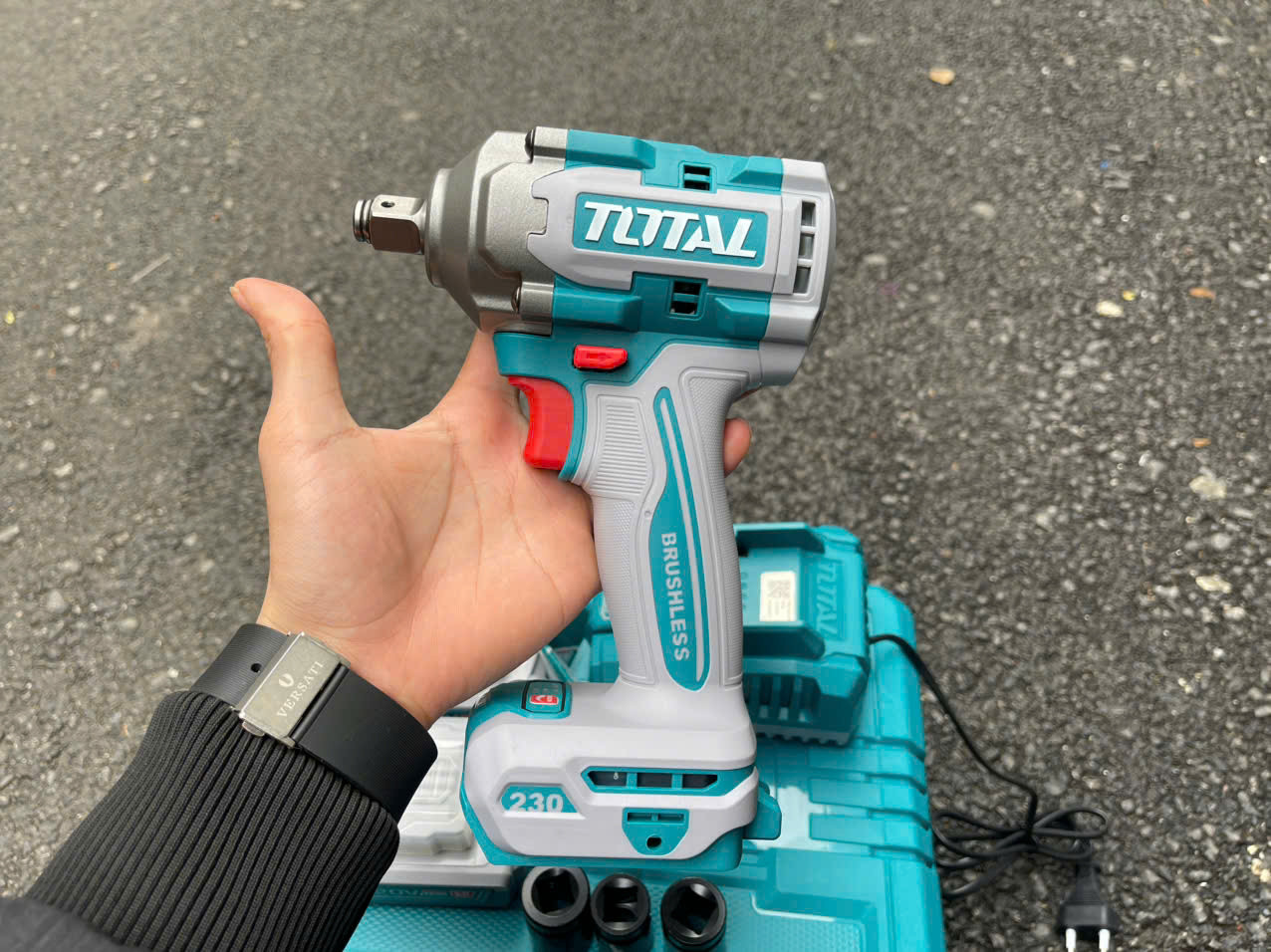 Máy siết bu lông dùng pin Total TIWLI20236