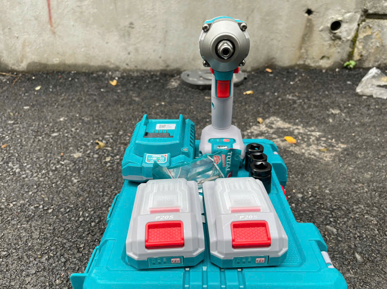 Máy siết bu lông dùng pin Total TIWLI20236