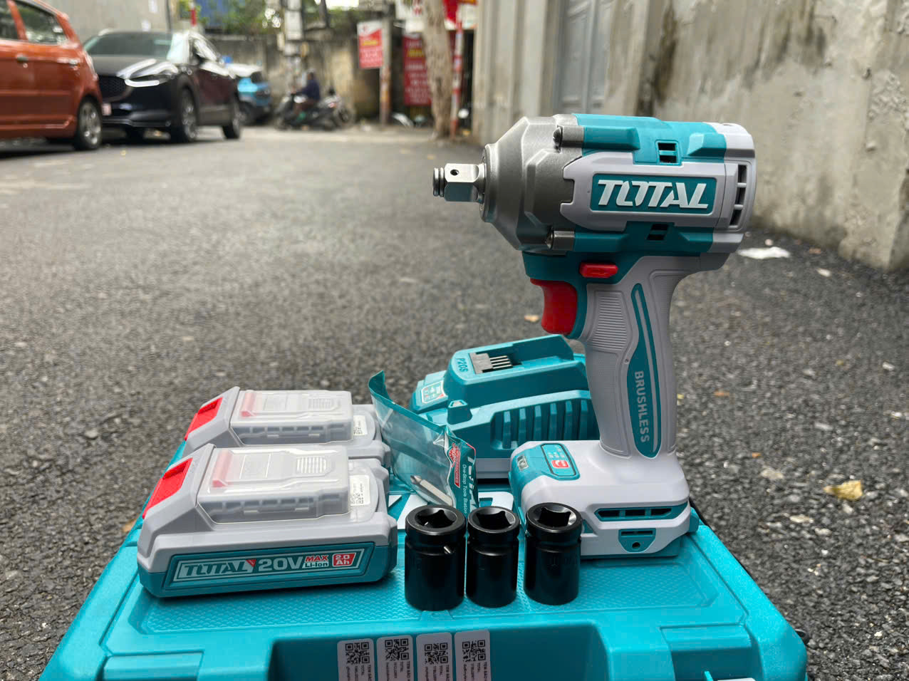 Máy siết bu lông dùng pin Total TIWLI20236