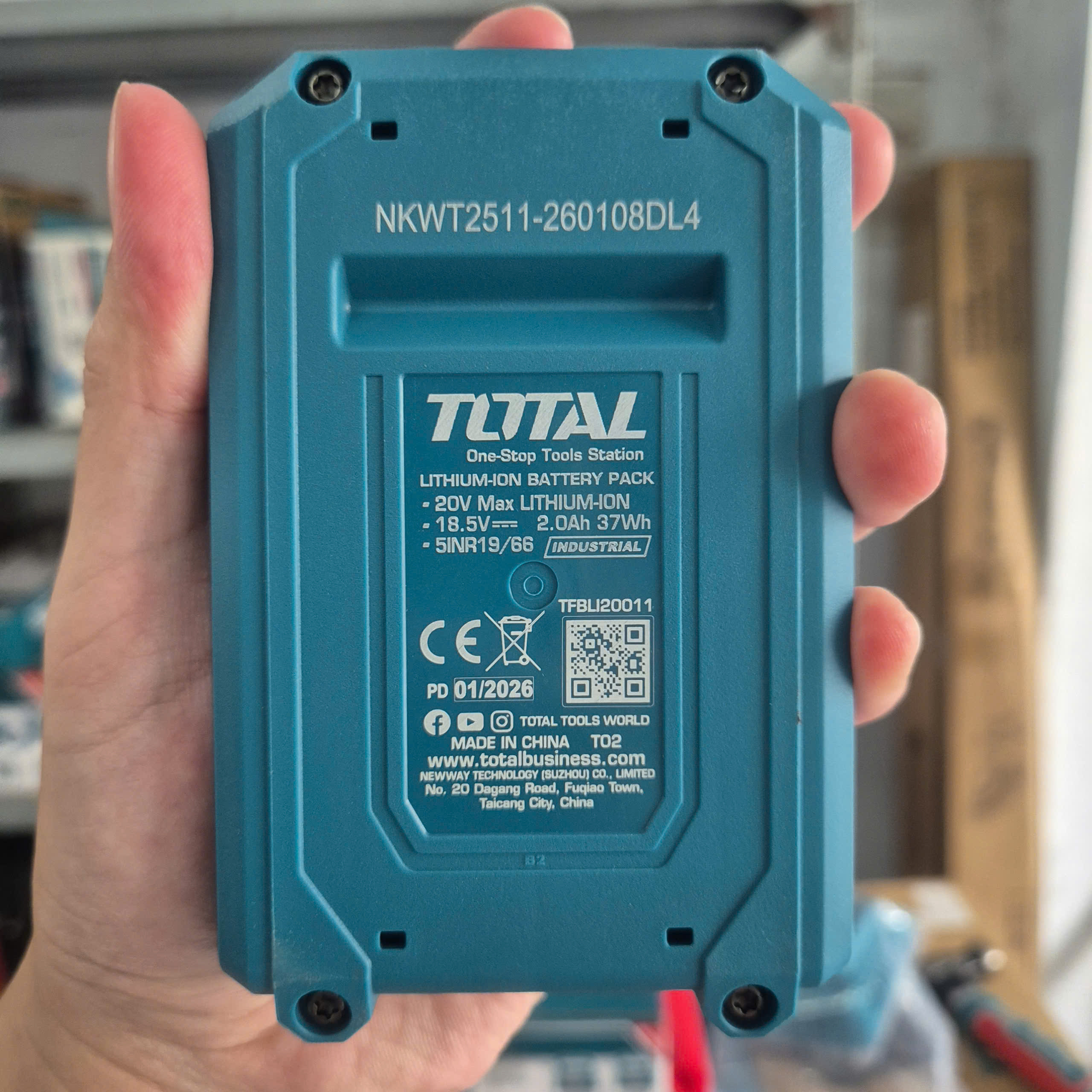 Máy rửa xe dùng pin 20V TOTAL TPWLI20362