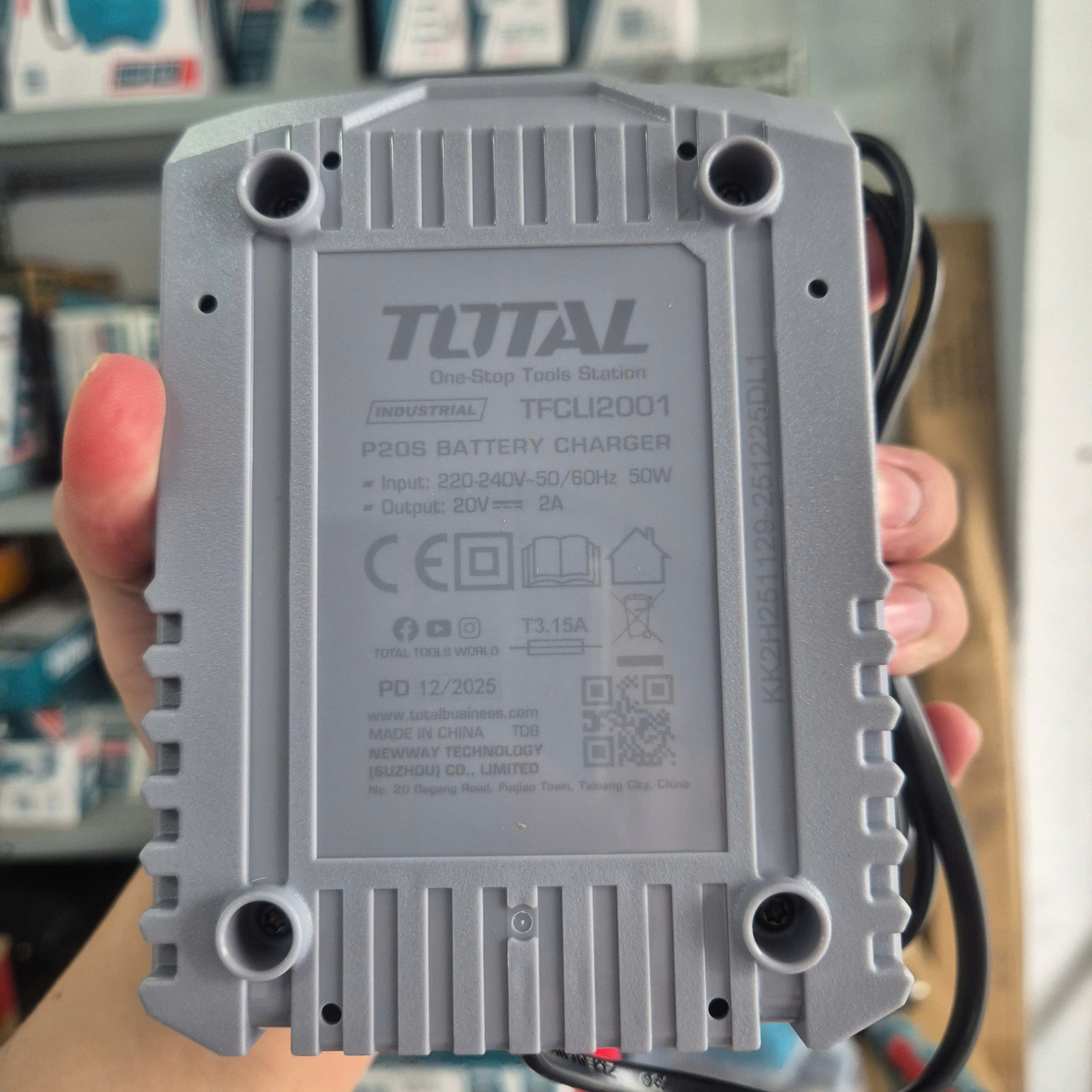 Máy rửa xe dùng pin 20V TOTAL TPWLI20362
