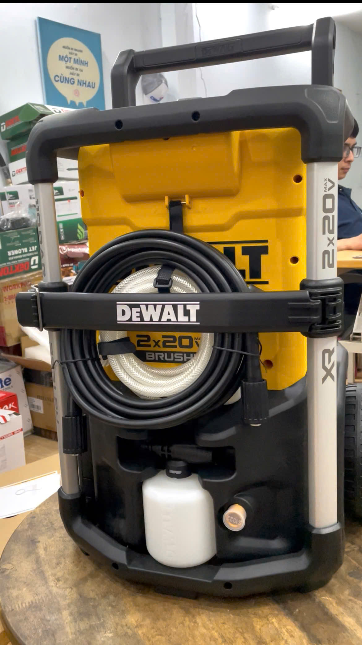 Máy Xịt Rửa Dùng Pin DEWALT DCMPW1600N‑KR
