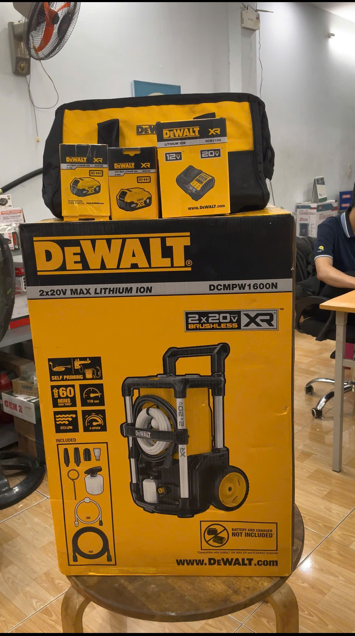 Máy Xịt Rửa Dùng Pin DEWALT DCMPW1600N‑KR