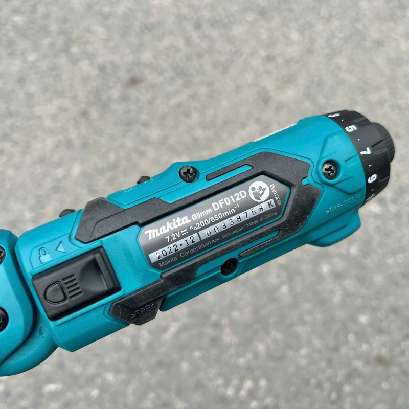 Máy khoan vặn vít dùng pin 7.2V Makita DF012D
