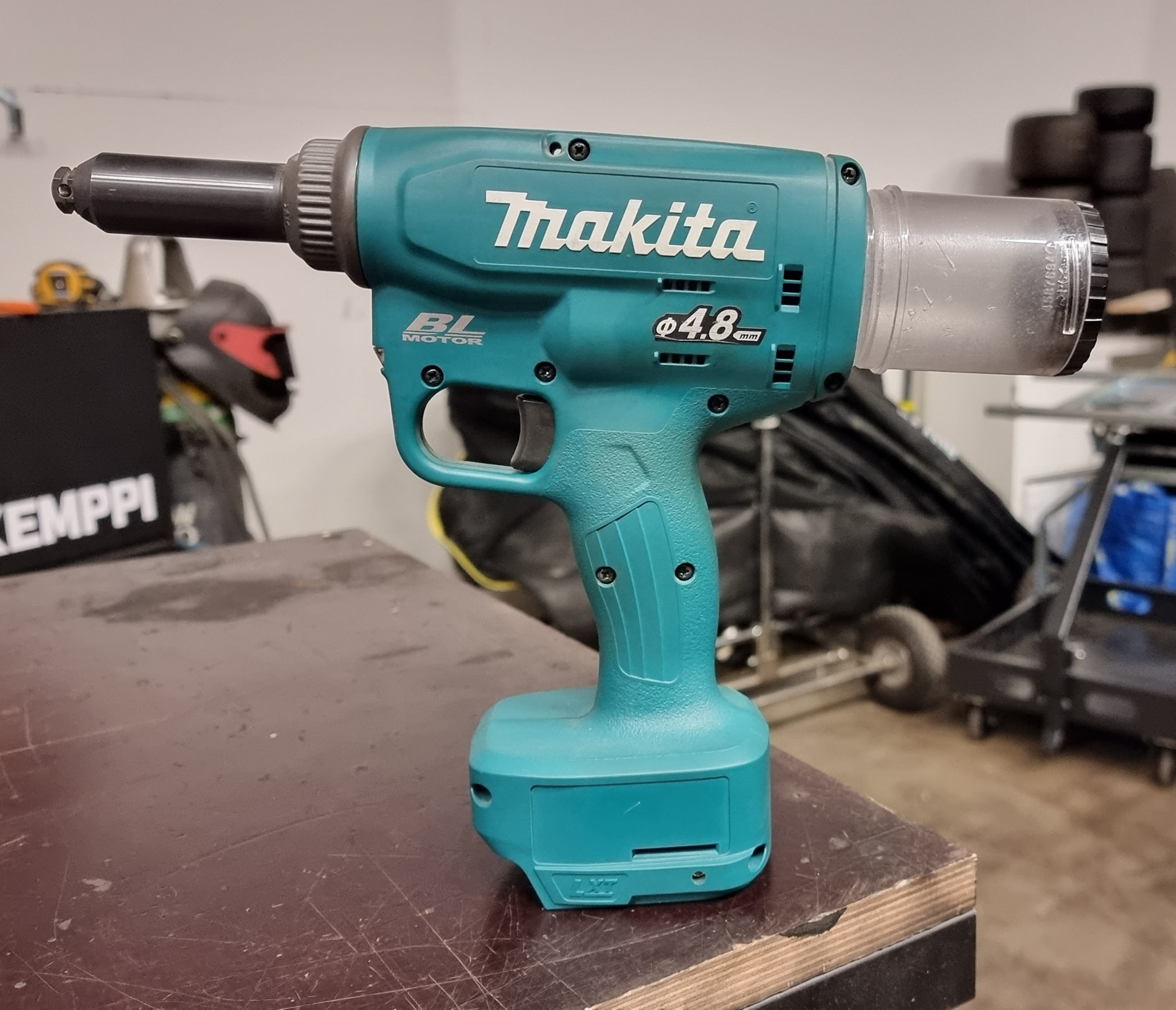 Máy tán đinh Rivet dùng pin 18V Makita DRV150Z