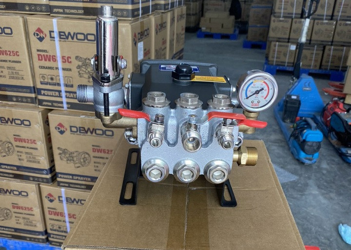Đầu phun áp lực xịt rửa 7.5HP Piston Sứ DEWOO DW625B