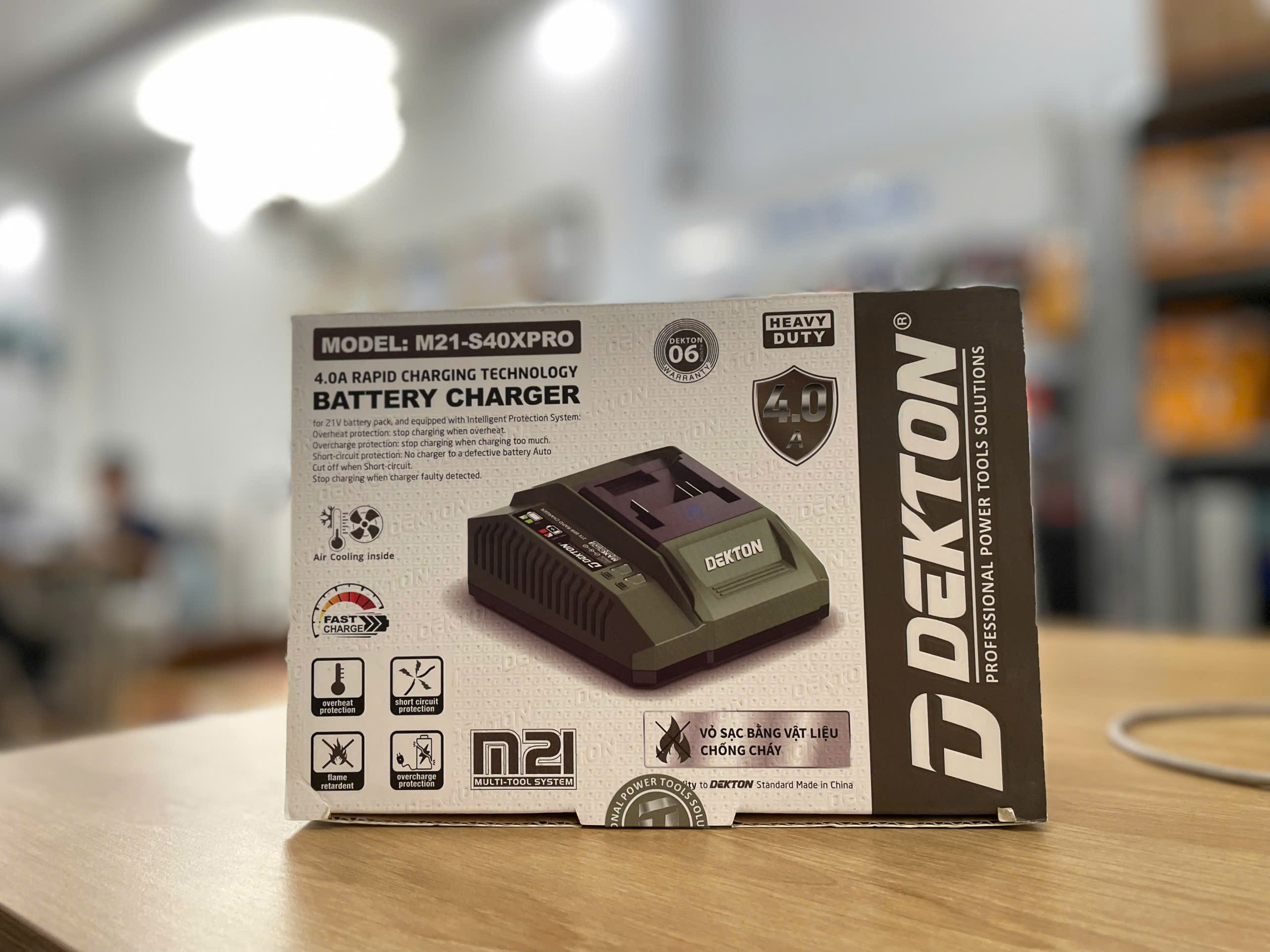 Đế sạc pin nhanh Dekton M21-S40XPRO – 21V, 4.0A