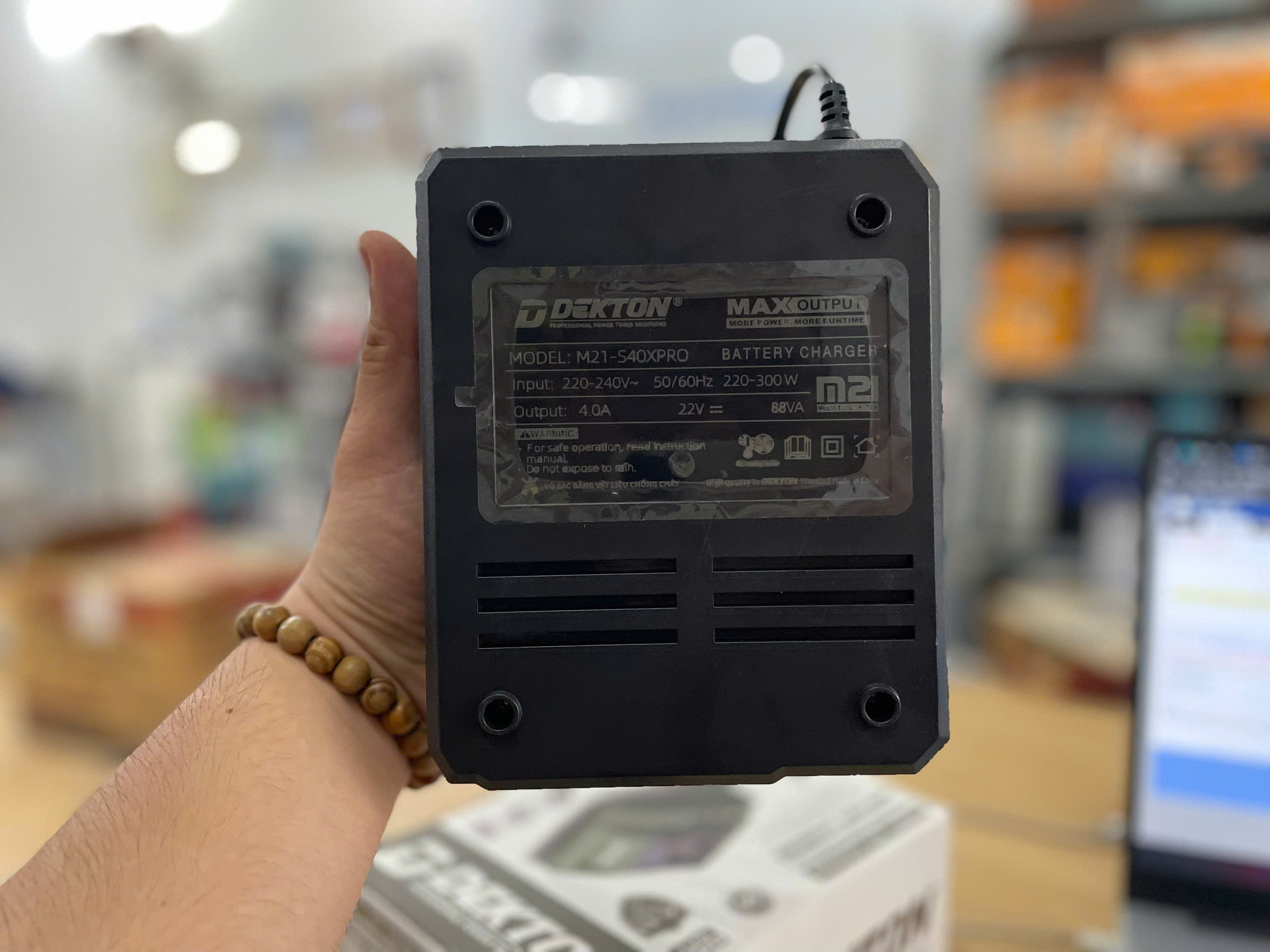 Đế sạc pin nhanh Dekton M21-S40XPRO – 21V, 4.0A