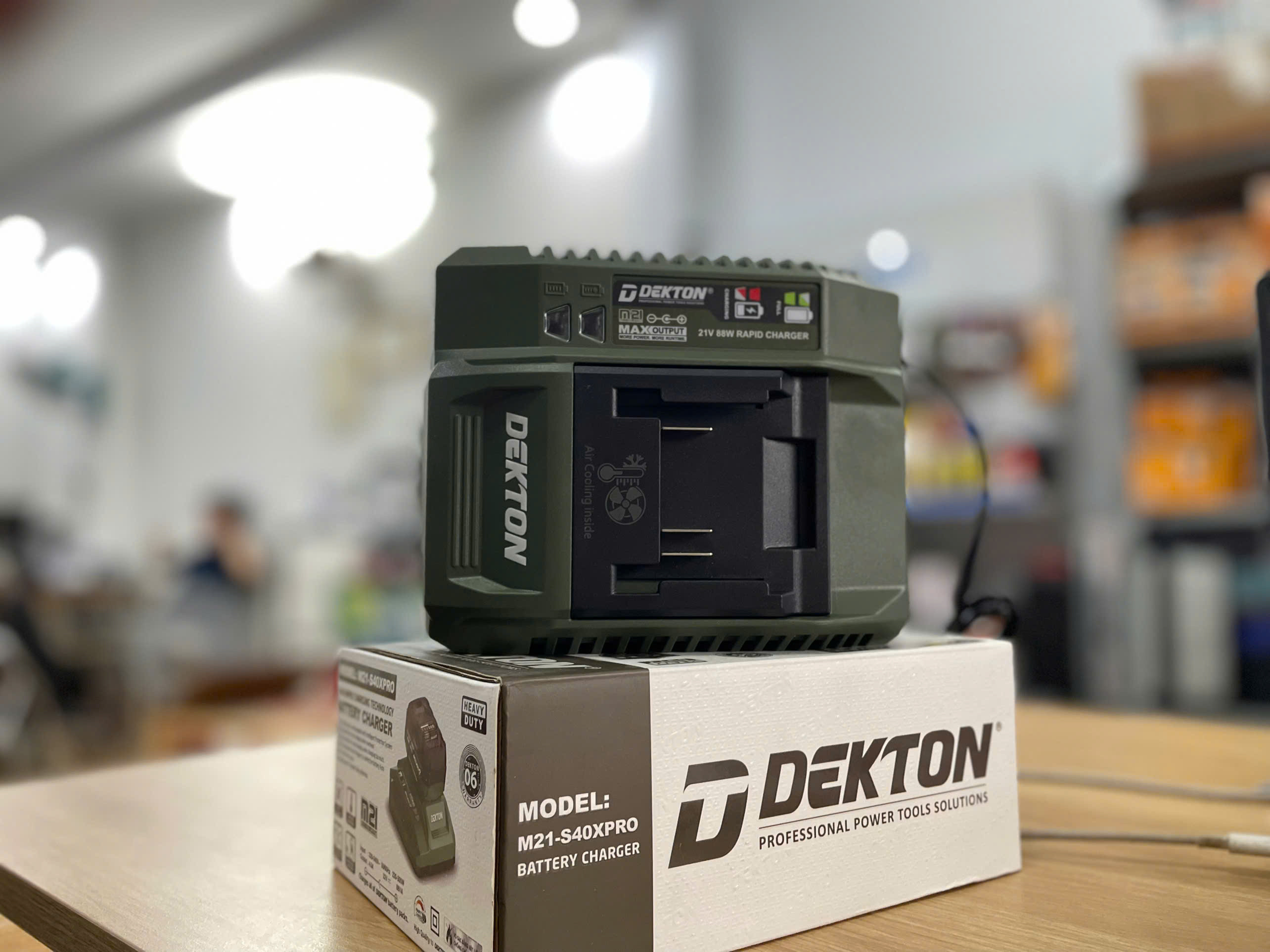Đế sạc pin nhanh Dekton M21-S40XPRO – 21V, 4.0A