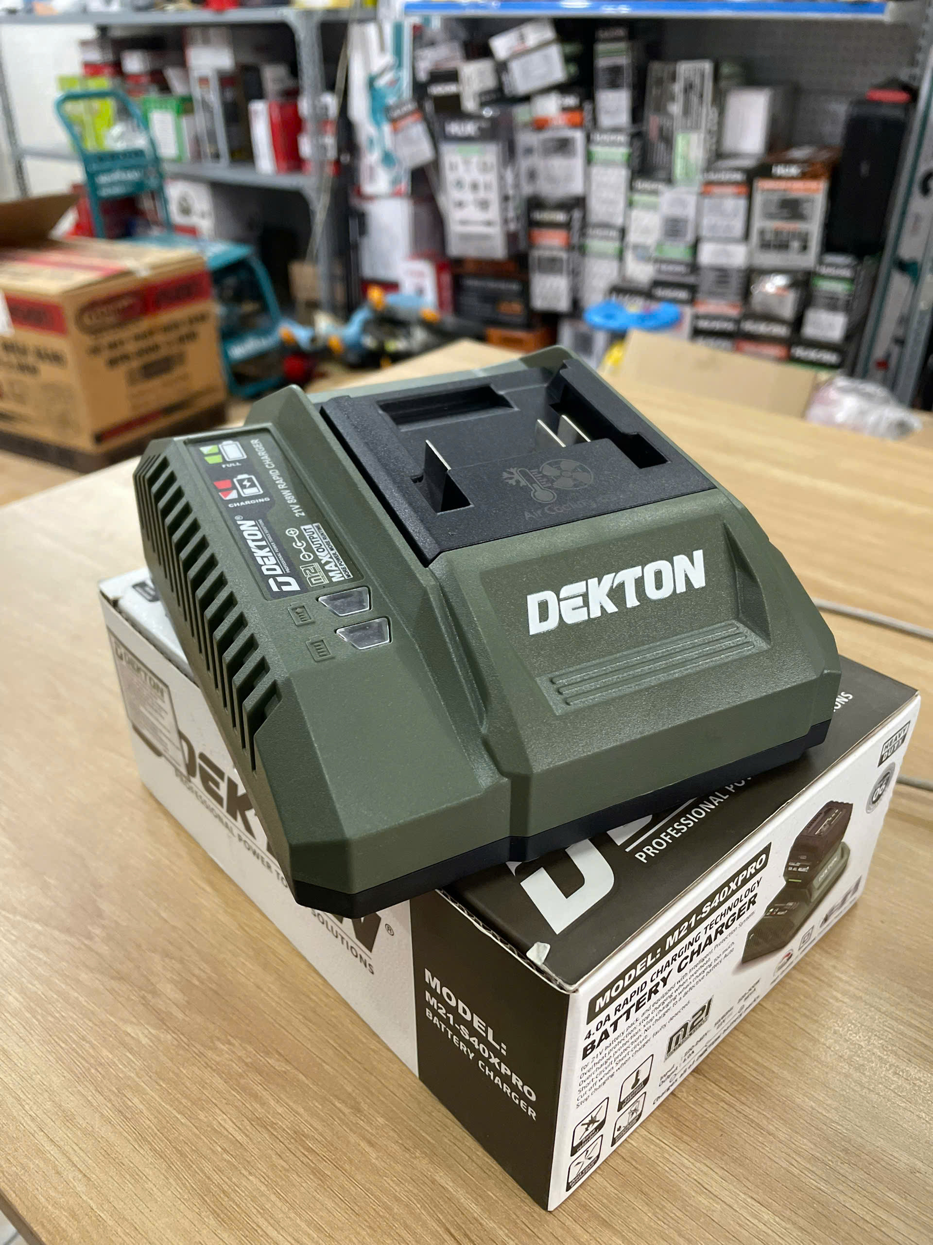 Đế sạc pin nhanh Dekton M21-S40XPRO – 21V, 4.0A